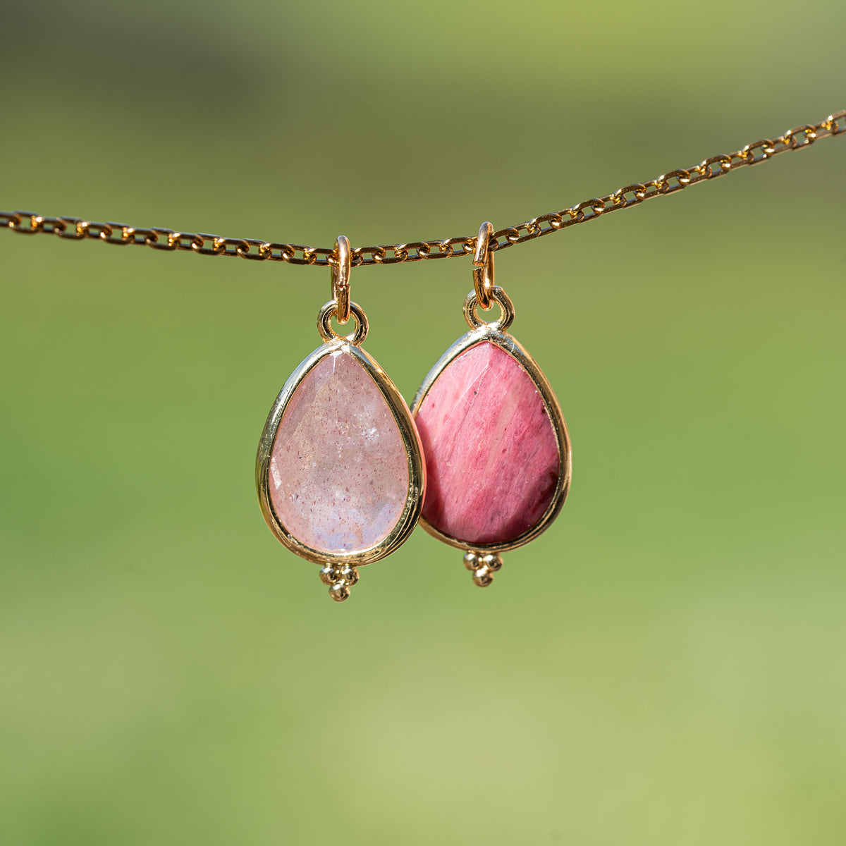 Breloques gouttes facettes en Quartz fraise et laiton doré à l&