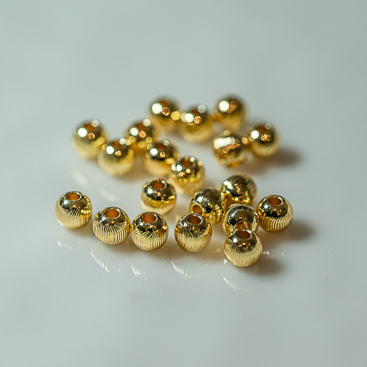 Perles rondes striées en laiton plaqué or 18k de 5,5 mm ( lot de 6 perles )