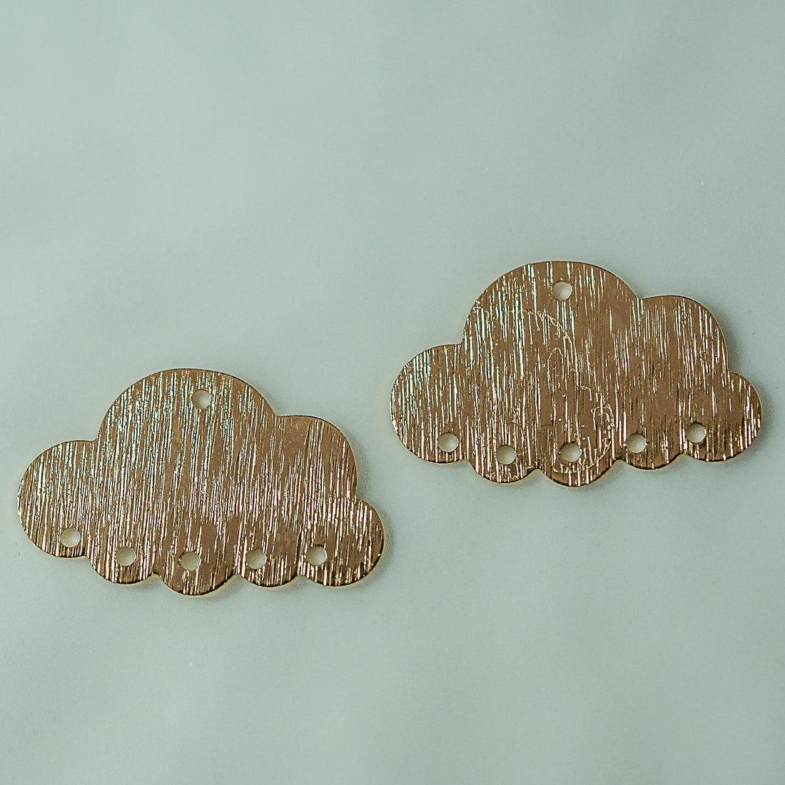 Breloques connecteurs nuages en laiton plaqué or 18k de 30 mm ( à l&