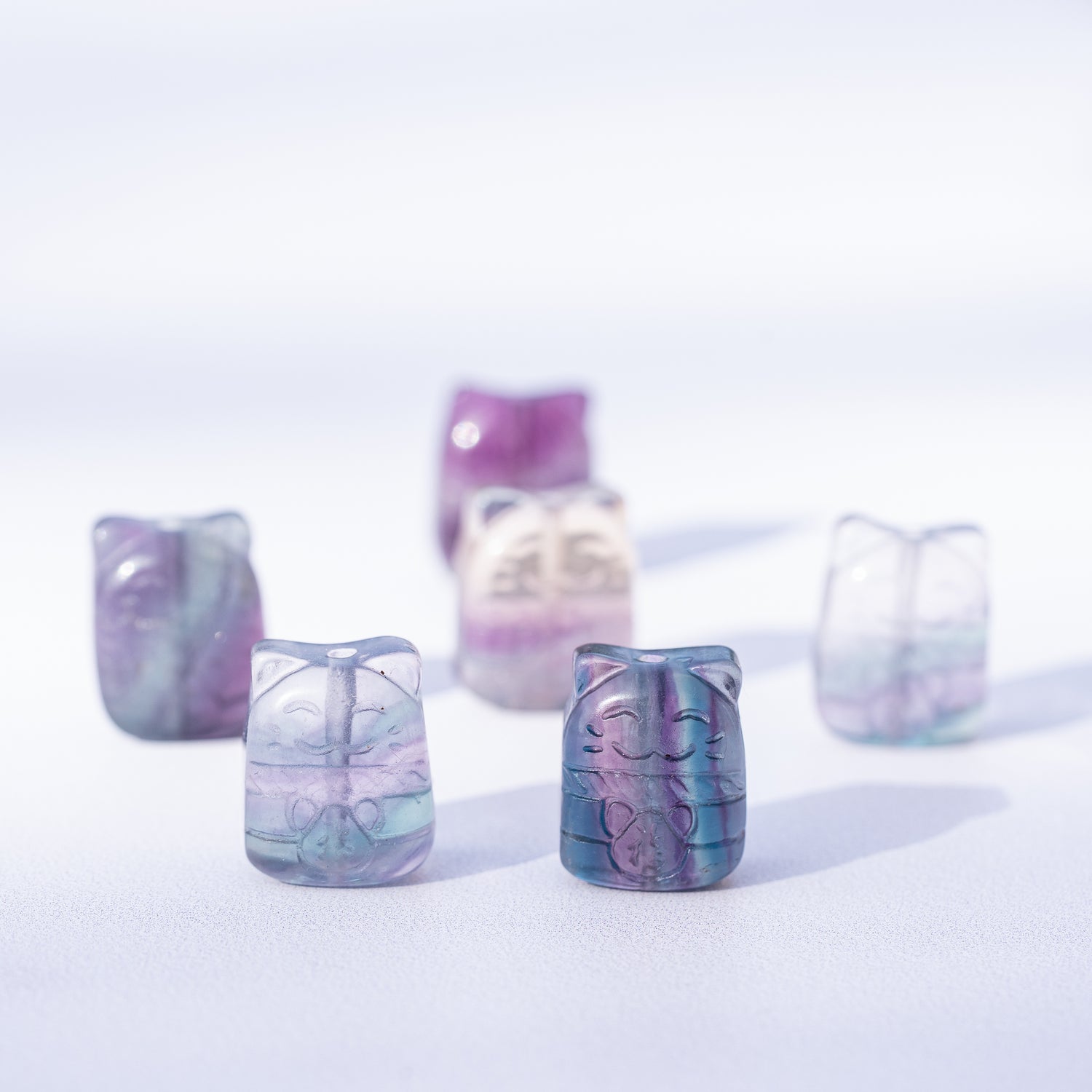 Perles sculptées chat &quot; Maneki Neko &quot; en Fluorite multicolore au choix de env 20 mm ( à l&