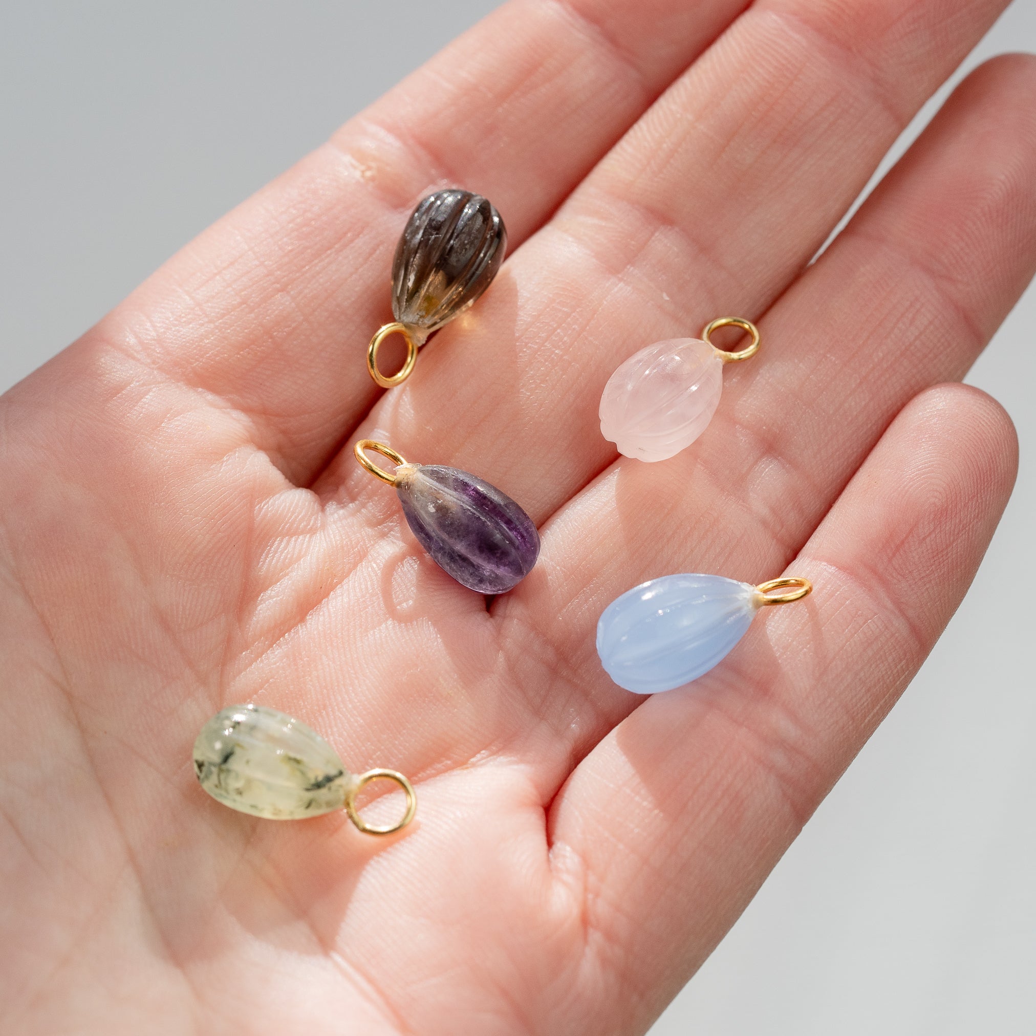 Les petits charms gouttes melon &quot; Nidhih &quot; en Préhnite et argent 925 plaqué or de 17 mm ( à l&