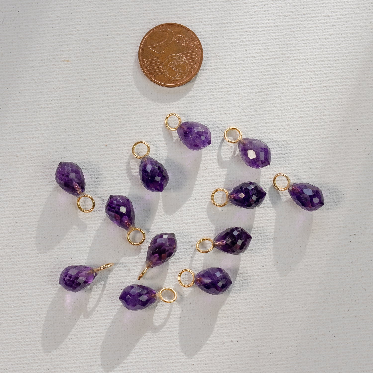 Les petits charms gouttes facettes &quot; Nidhih &quot; en Améthyste et argent 925 plaqué or de 16 mm ( à l&