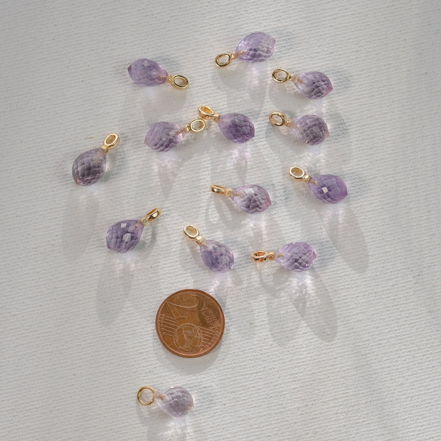 Les petits charms gouttes facettes &quot; Nidhih &quot; en Améthyste lilas, laiton plaqué or et zirconium de 18 mm ( à l&