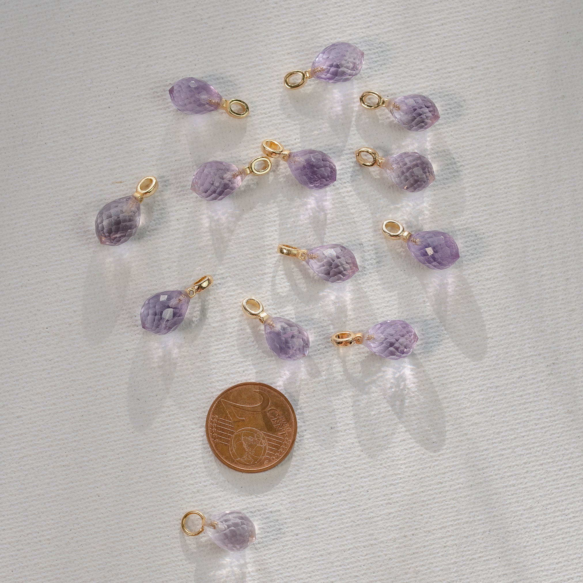 Les petits charms gouttes facettes &quot; Nidhih &quot; en Améthyste lilas, laiton plaqué or et zirconium de 18 mm ( à l&