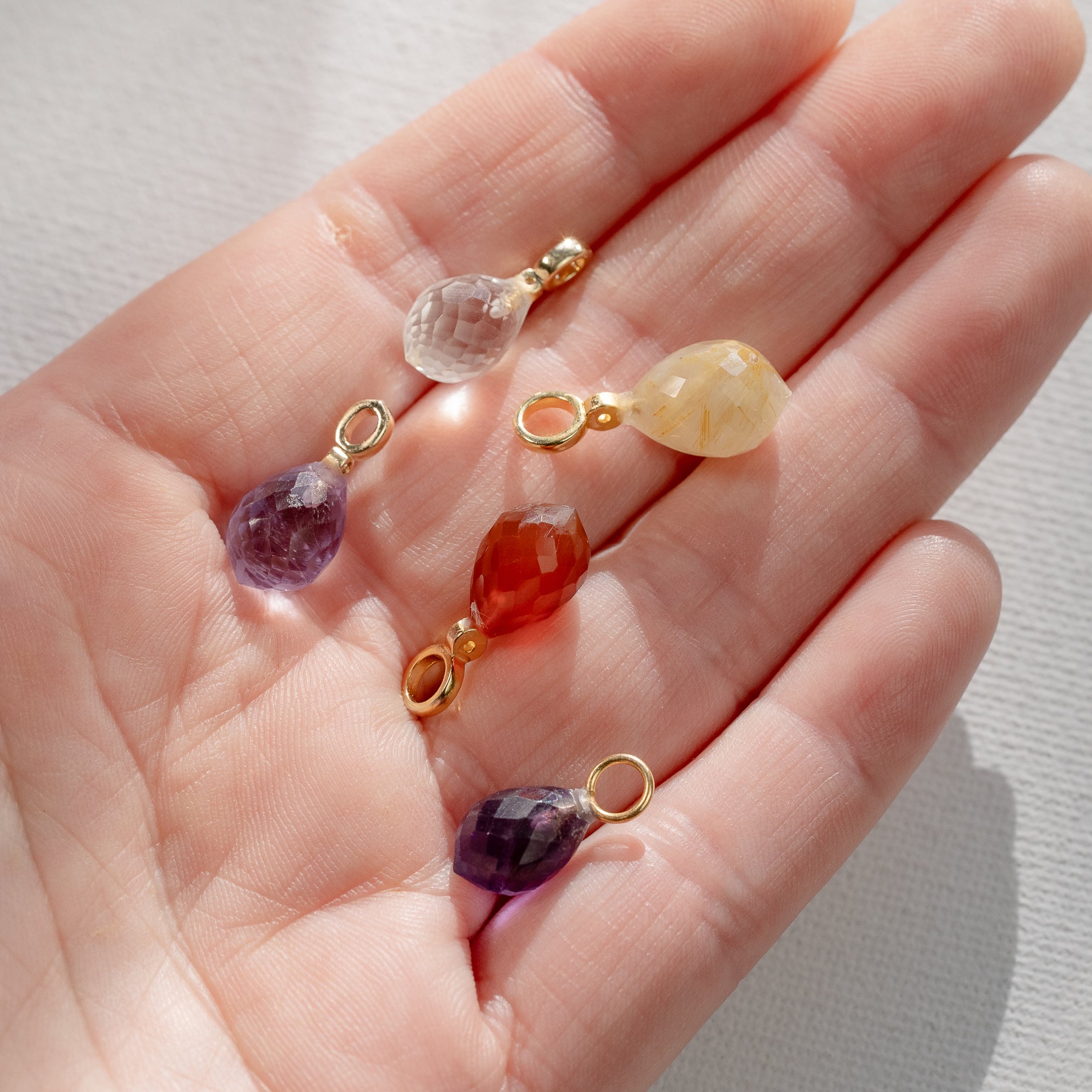 Les petits charms gouttes facettes &quot; Nidhih &quot; en Cristal de roche, laiton plaqué or et zirconium de 17 mm ( à l&