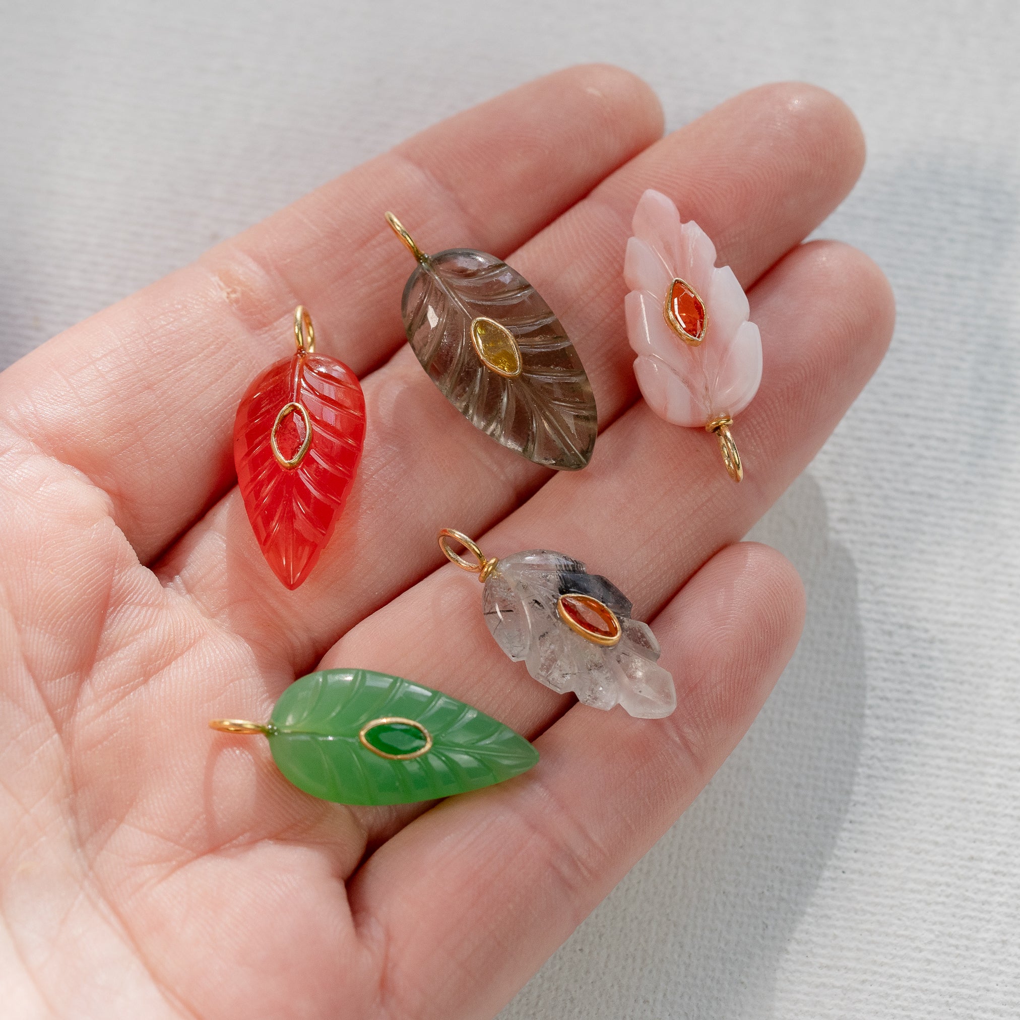 Les feuilles &quot; Nidhih &quot; en Chrysoprase, zirconium et argent 925 plaqué or de 29 mm ( à l&