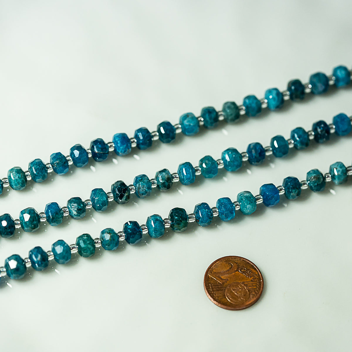 Perles rondelles facettes en Apatite bleue de 8 x 5 mm ( 1/2 rang de env 26 perles )