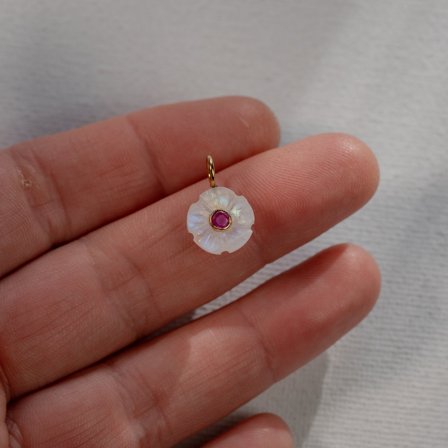 Les fleurs &quot; Nidhih &quot; Labradorite blanche, zirconium et argent 925 plaqué or ( à l&