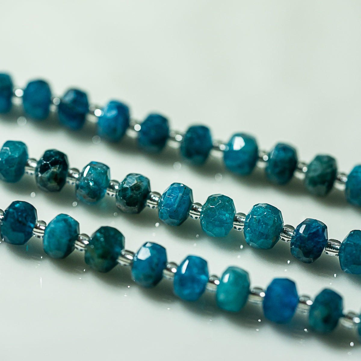 Perles rondelles facettes en Apatite bleue de 8 x 5 mm ( 1/2 rang de env 26 perles )