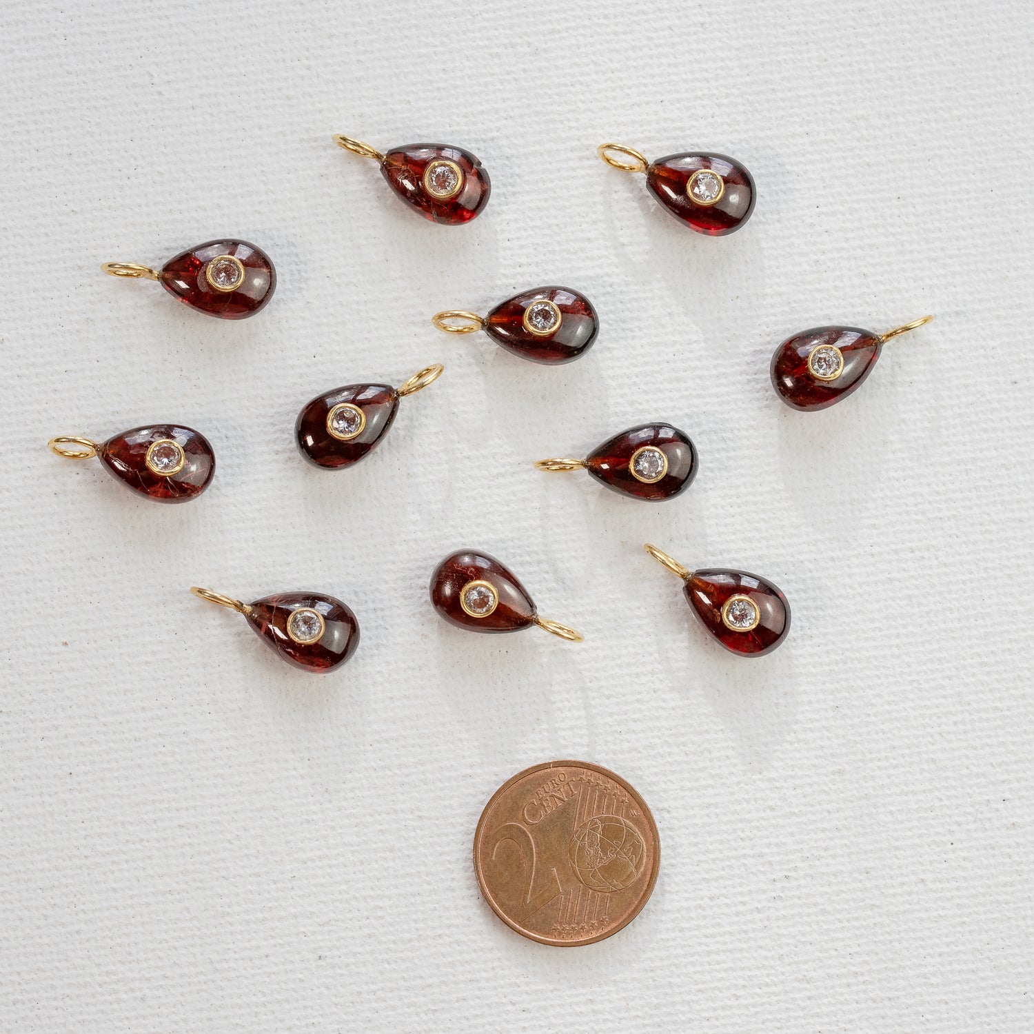 Les charms gouttes &quot; Nidhih &quot; en Grenat, zirconium et argent 925 plaqué or de 17 mm ( à l&