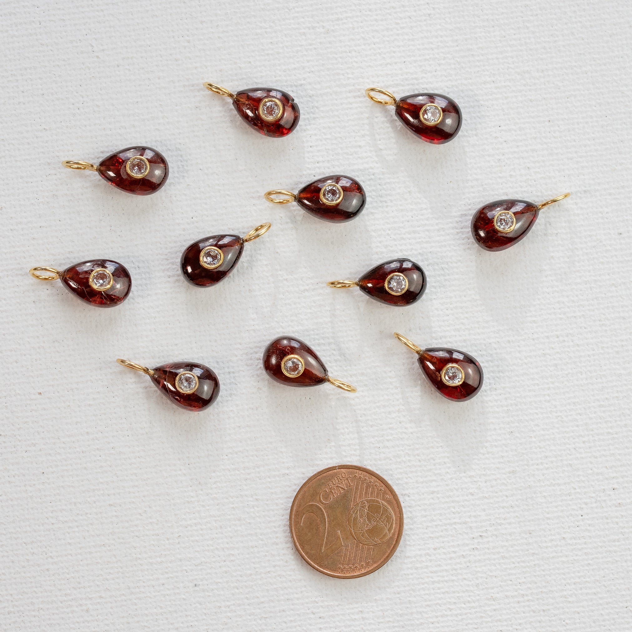 Les charms gouttes &quot; Nidhih &quot; en Grenat, zirconium et argent 925 plaqué or de 17 mm ( à l&