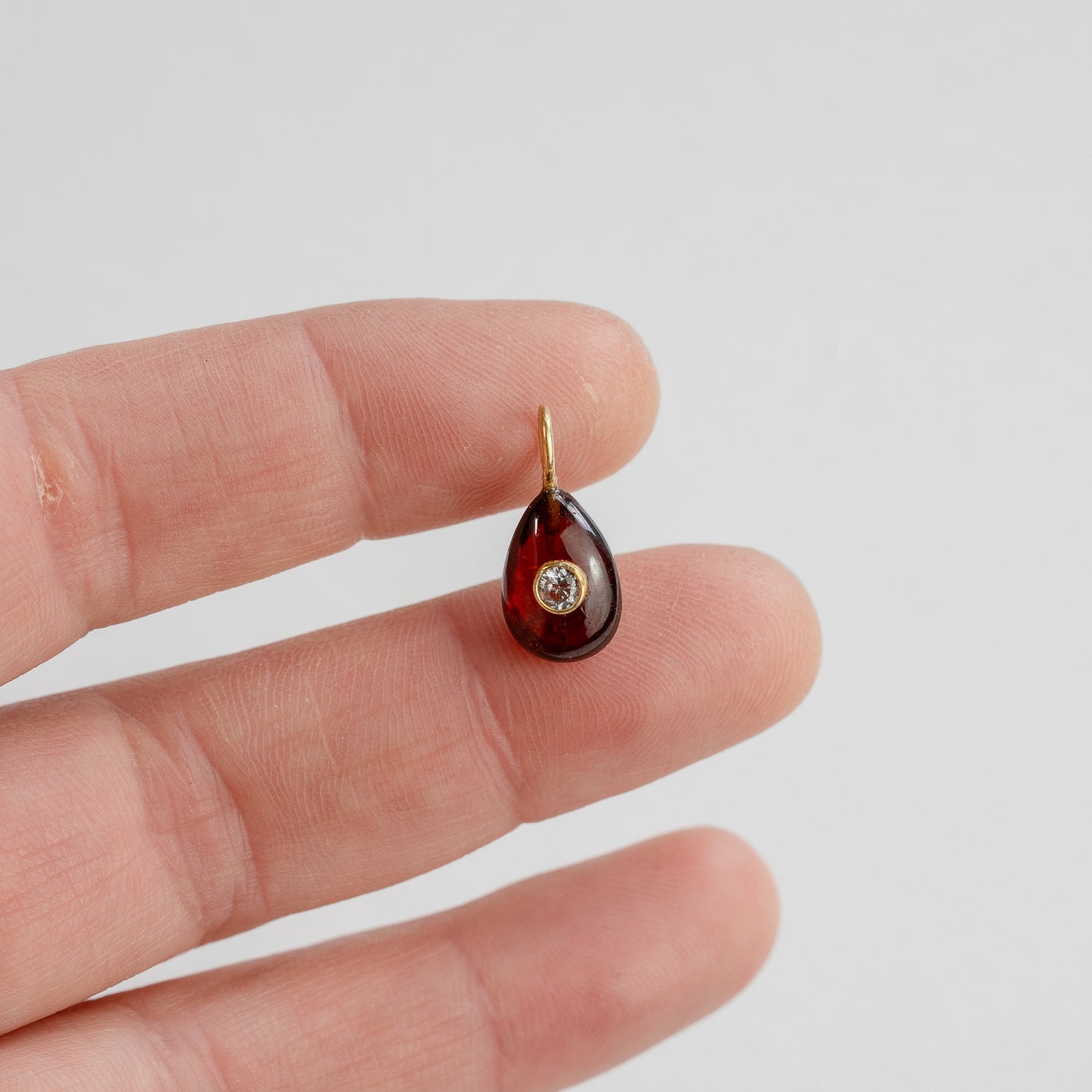 Les charms gouttes &quot; Nidhih &quot; en Grenat, zirconium et argent 925 plaqué or de 17 mm ( à l&