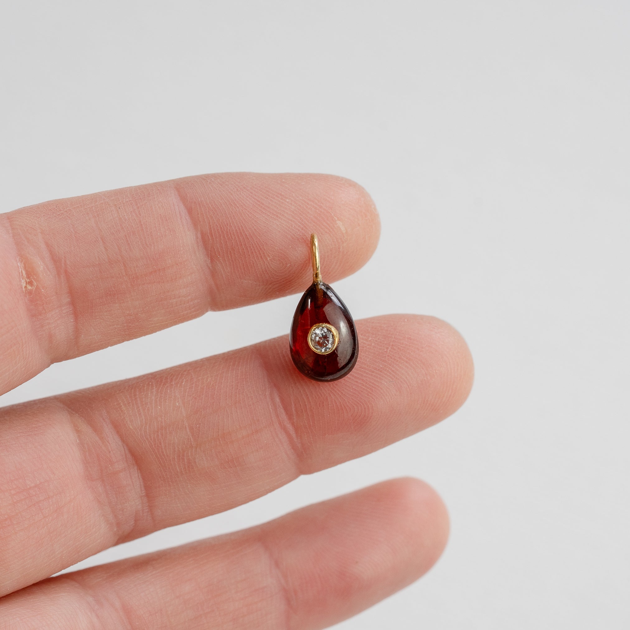 Les charms gouttes &quot; Nidhih &quot; en Grenat, zirconium et argent 925 plaqué or de 17 mm ( à l&