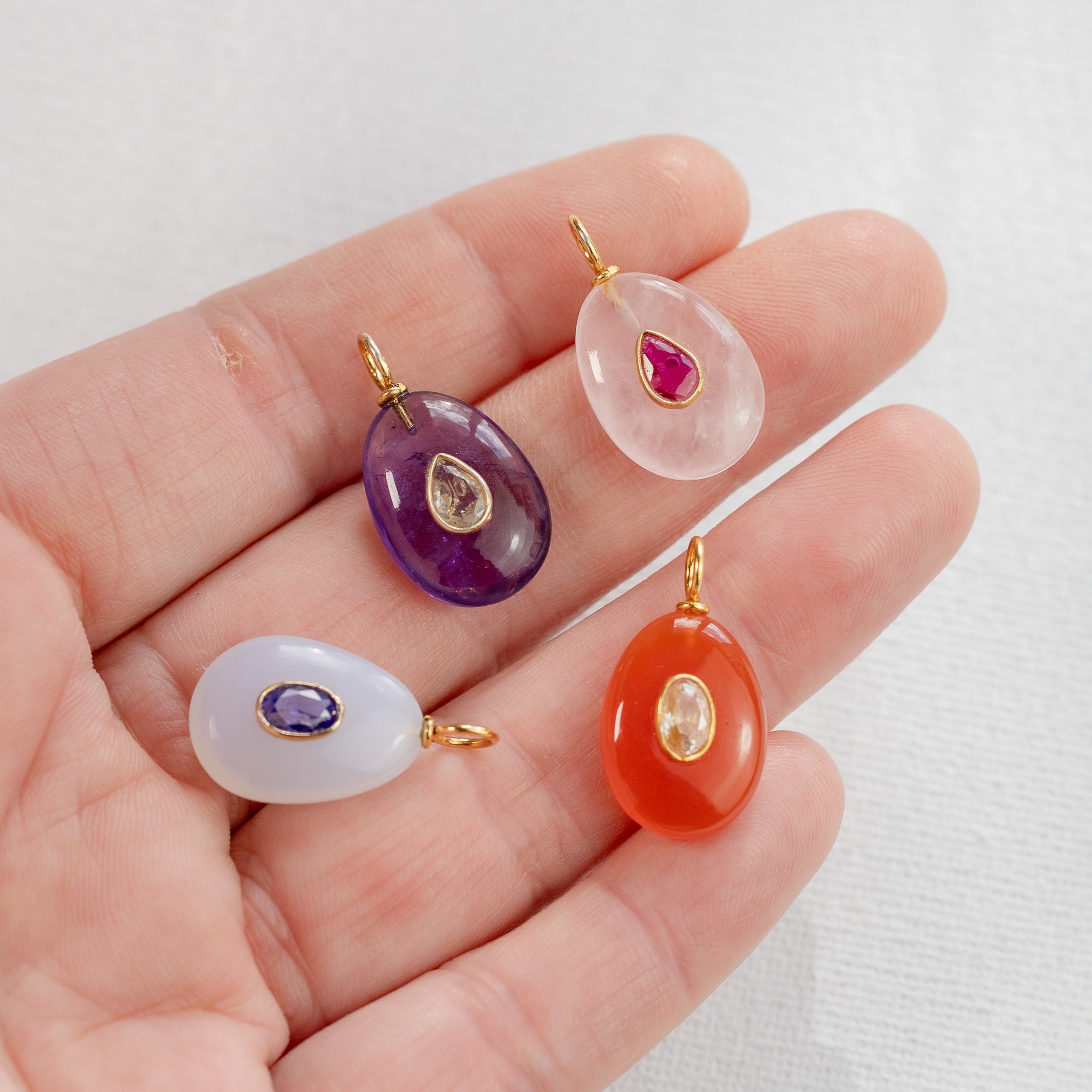 Les charms gouttes &quot; Nidhih &quot; en Quartz rose, zirconium et argent 925 plaqué or de 24 mm ( à l&