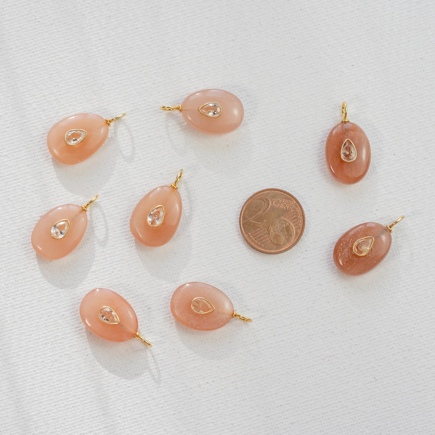 Les charms gouttes &quot; Nidhih &quot; en Pierre de lune rose, zirconium et argent 925 plaqué or de 24 mm ( à l&