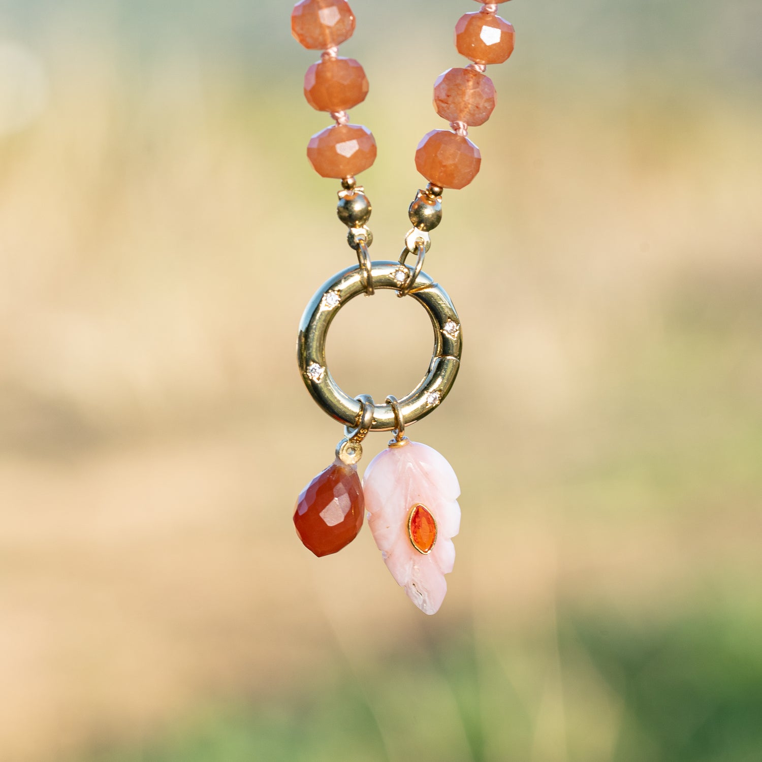 Les petits charms gouttes facettes &quot; Nidhih &quot; en Cornaline et argent 925 plaqué or de 18 mm ( à l&