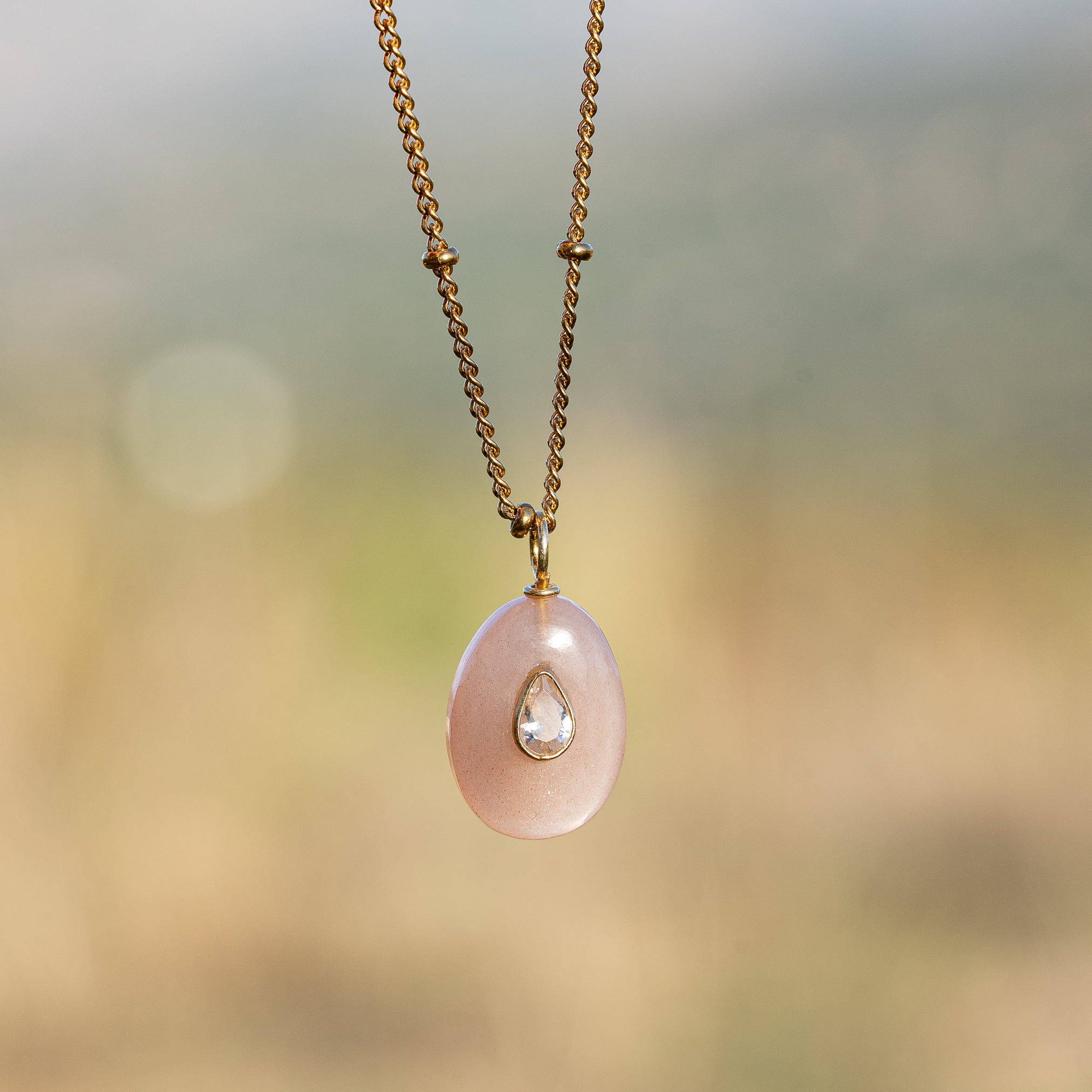 Les charms gouttes &quot; Nidhih &quot; en Pierre de lune rose, zirconium et argent 925 plaqué or de 24 mm ( à l&