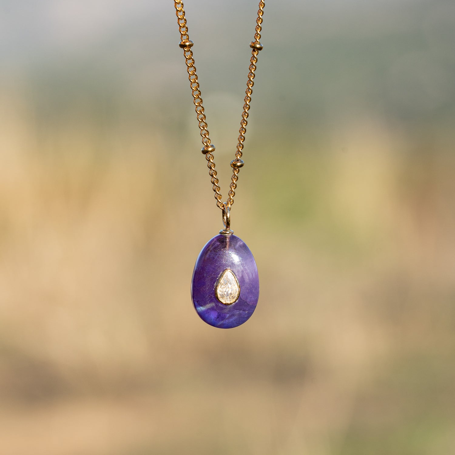 Les charms gouttes &quot; Nidhih &quot; en Améthyste, zirconium et argent 925 plaqué or de 24 mm ( à l&