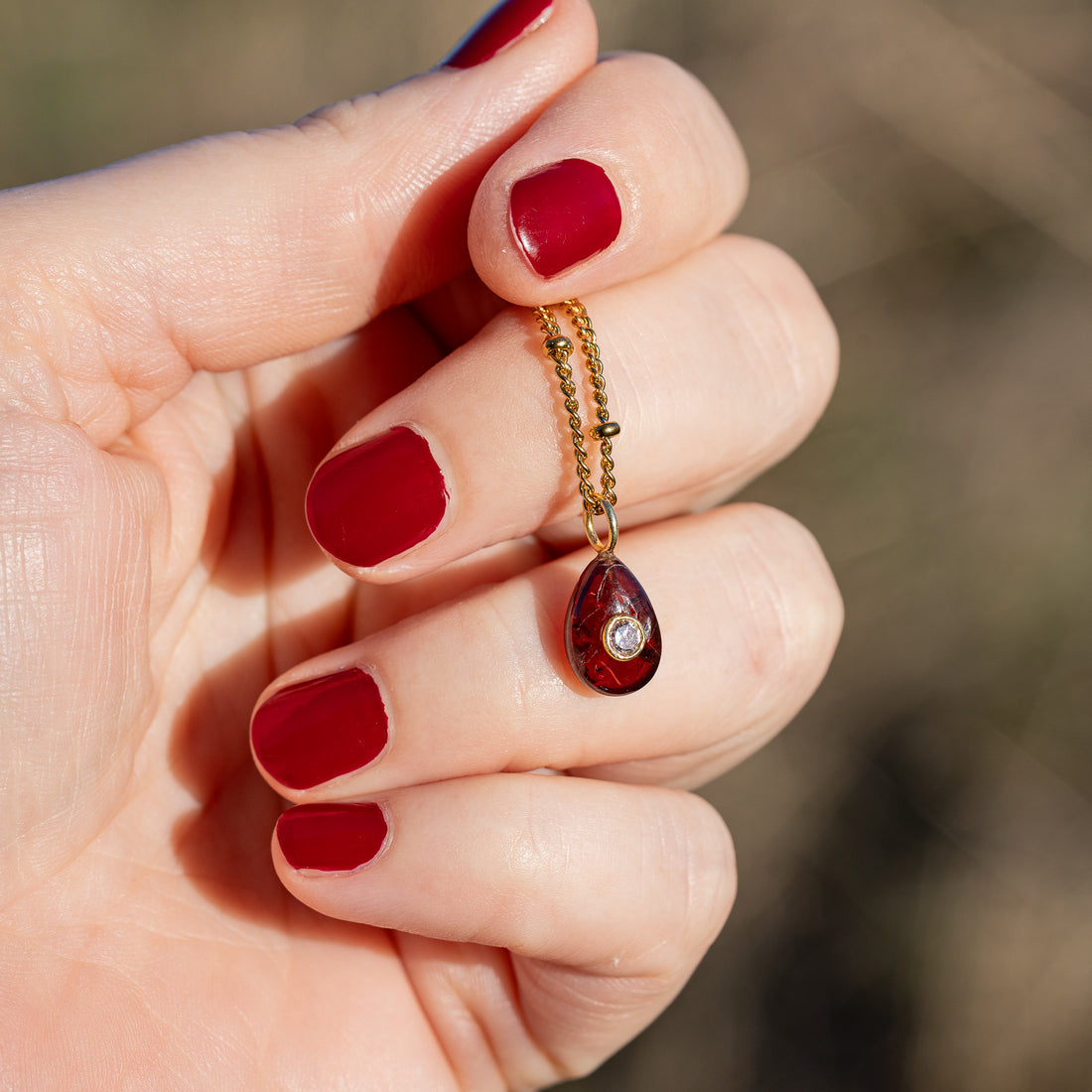 Les charms gouttes &quot; Nidhih &quot; en Grenat, zirconium et argent 925 plaqué or de 17 mm ( à l&
