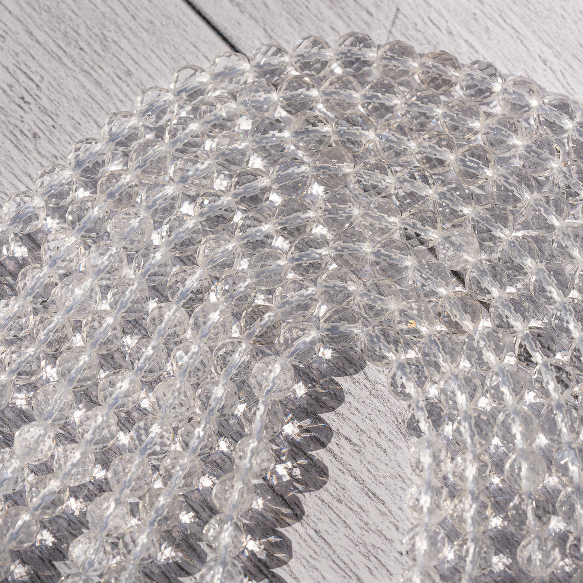 Perles rondes facettes de cristal de roche de 6 mm ( rang de env 63 perles )
