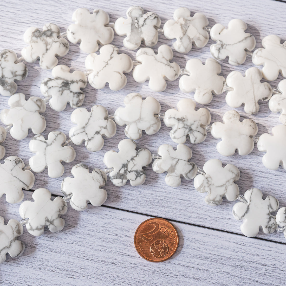 Perles fleurs de Howlite de 20 x 6 mm ( lot de 4 perles )