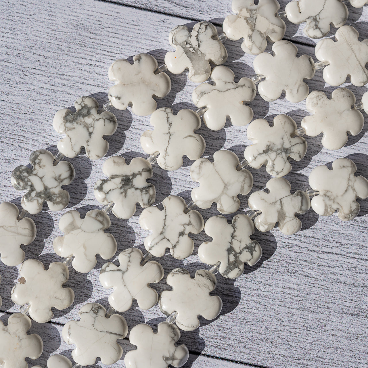 Perles fleurs de Howlite de 20 x 6 mm ( lot de 4 perles )