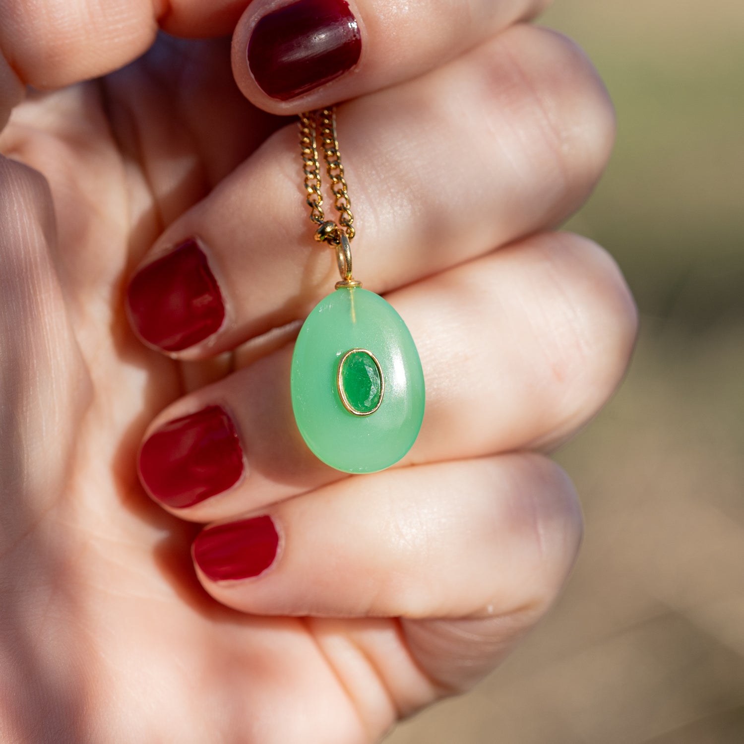 Les charms gouttes &quot; Nidhih &quot; en Chrysoprase, zirconium et argent 925 plaqué or de 24 mm ( à l&