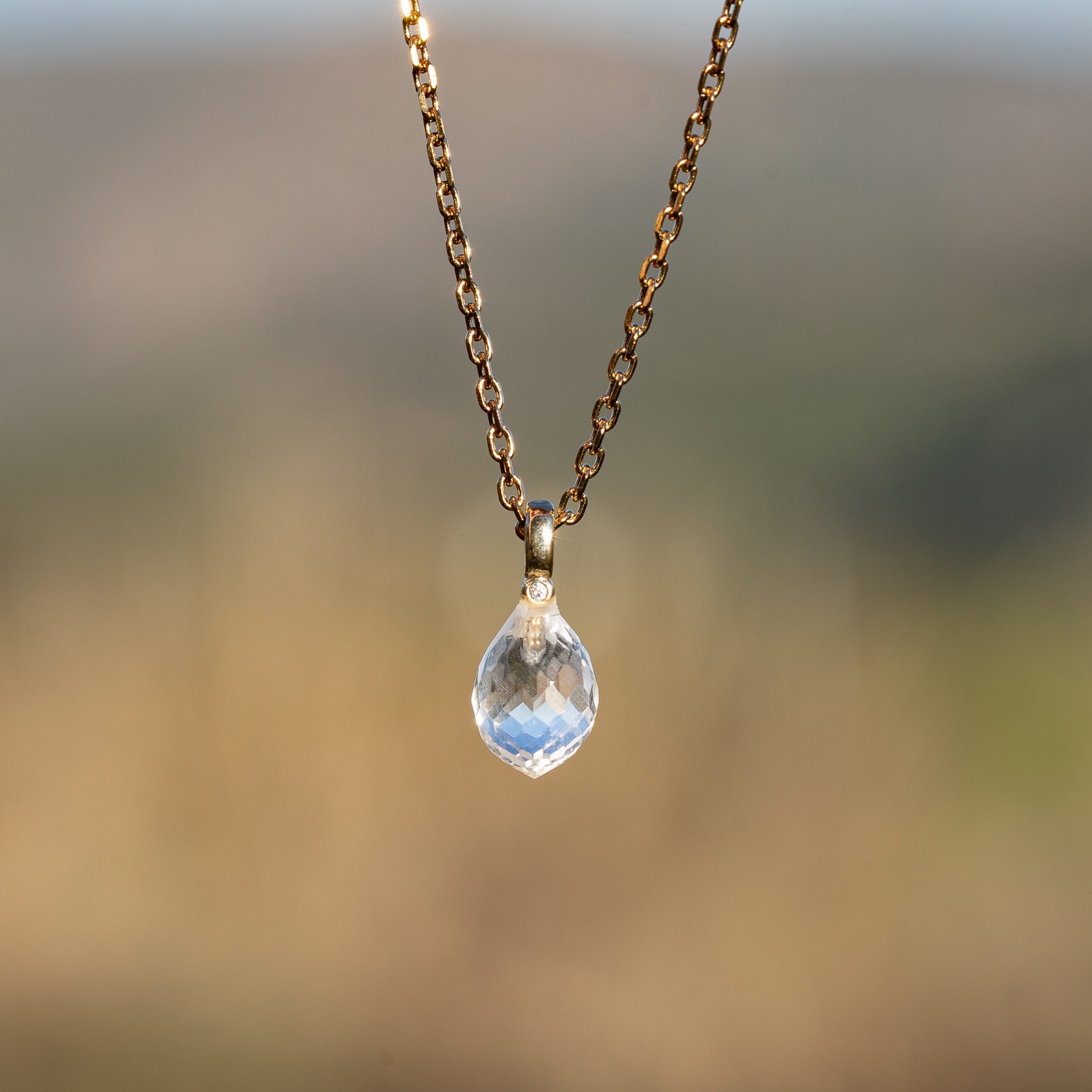 Les petits charms gouttes facettes &quot; Nidhih &quot; en Cristal de roche, laiton plaqué or et zirconium de 17 mm ( à l&