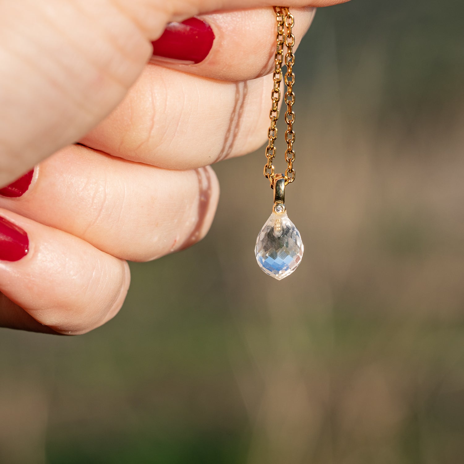 Les petits charms gouttes facettes &quot; Nidhih &quot; en Cristal de roche, laiton plaqué or et zirconium de 17 mm ( à l&