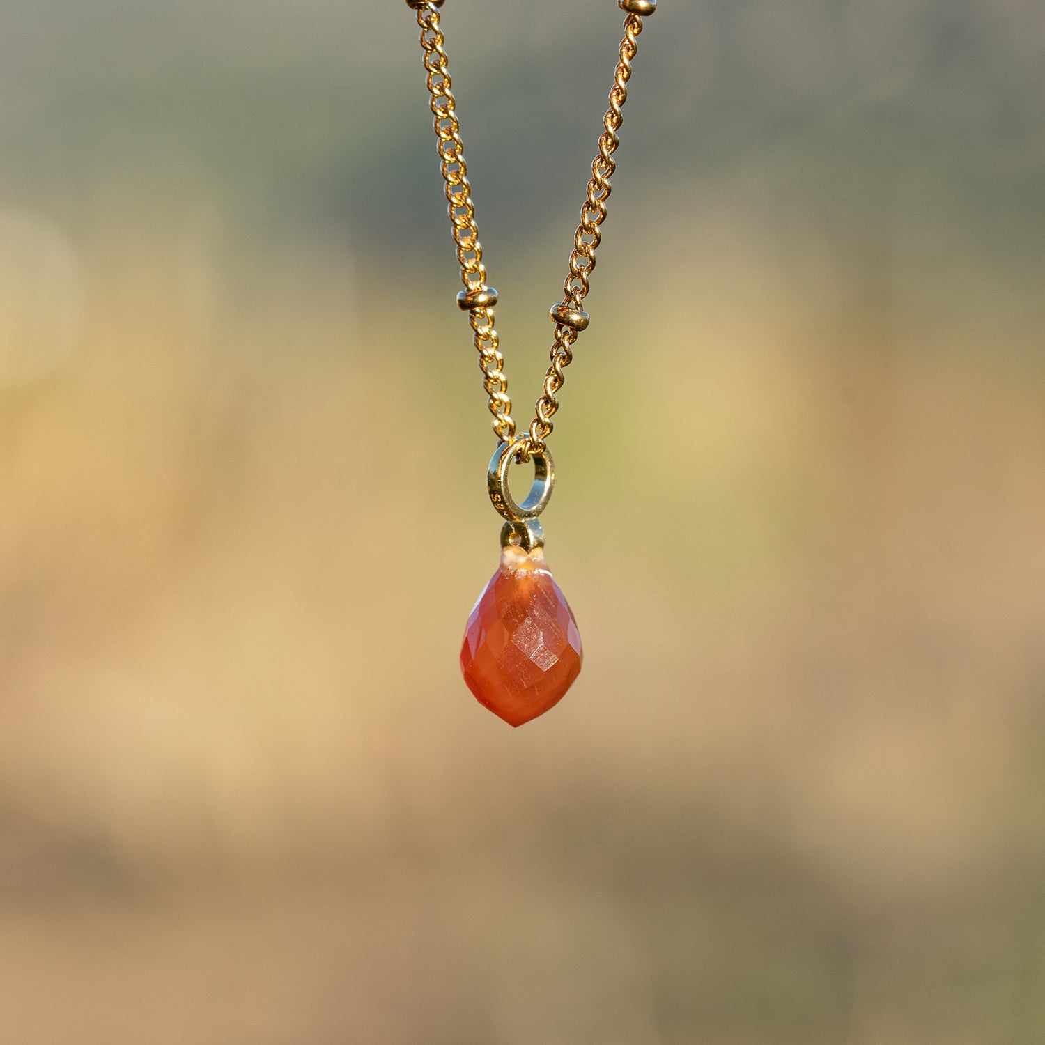 Les petits charms gouttes facettes &quot; Nidhih &quot; en Cornaline et argent 925 plaqué or de 18 mm ( à l&