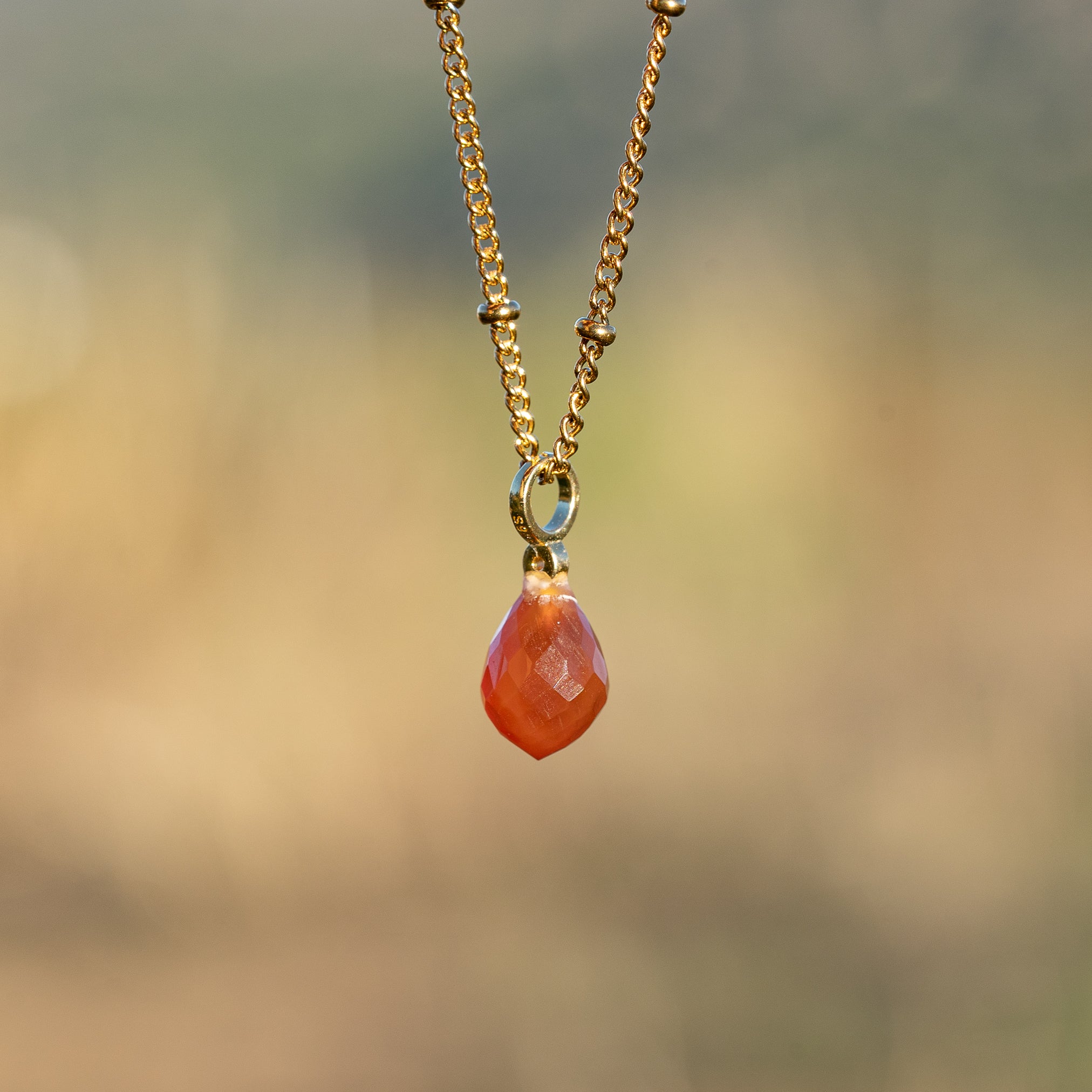 Les petits charms gouttes facettes &quot; Nidhih &quot; en Cornaline et argent 925 plaqué or de 18 mm ( à l&