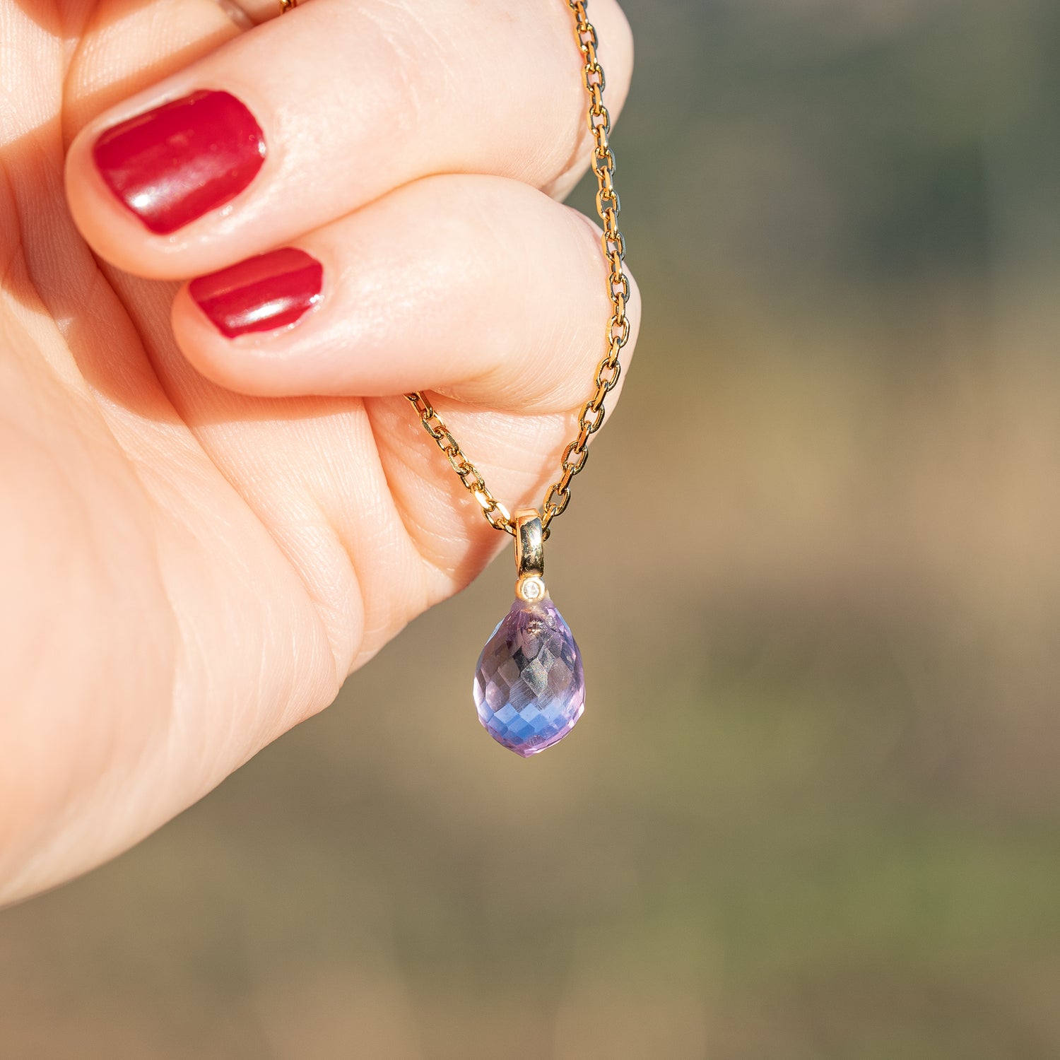 Les petits charms gouttes facettes &quot; Nidhih &quot; en Améthyste lilas, laiton plaqué or et zirconium de 18 mm ( à l&