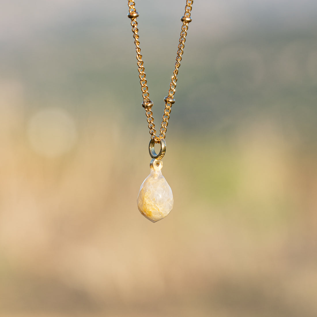 Les petits charms gouttes facettes &quot; Nidhih &quot; en Quartz Rutile et argent 925 plaqué or de 20 mm ( à l&