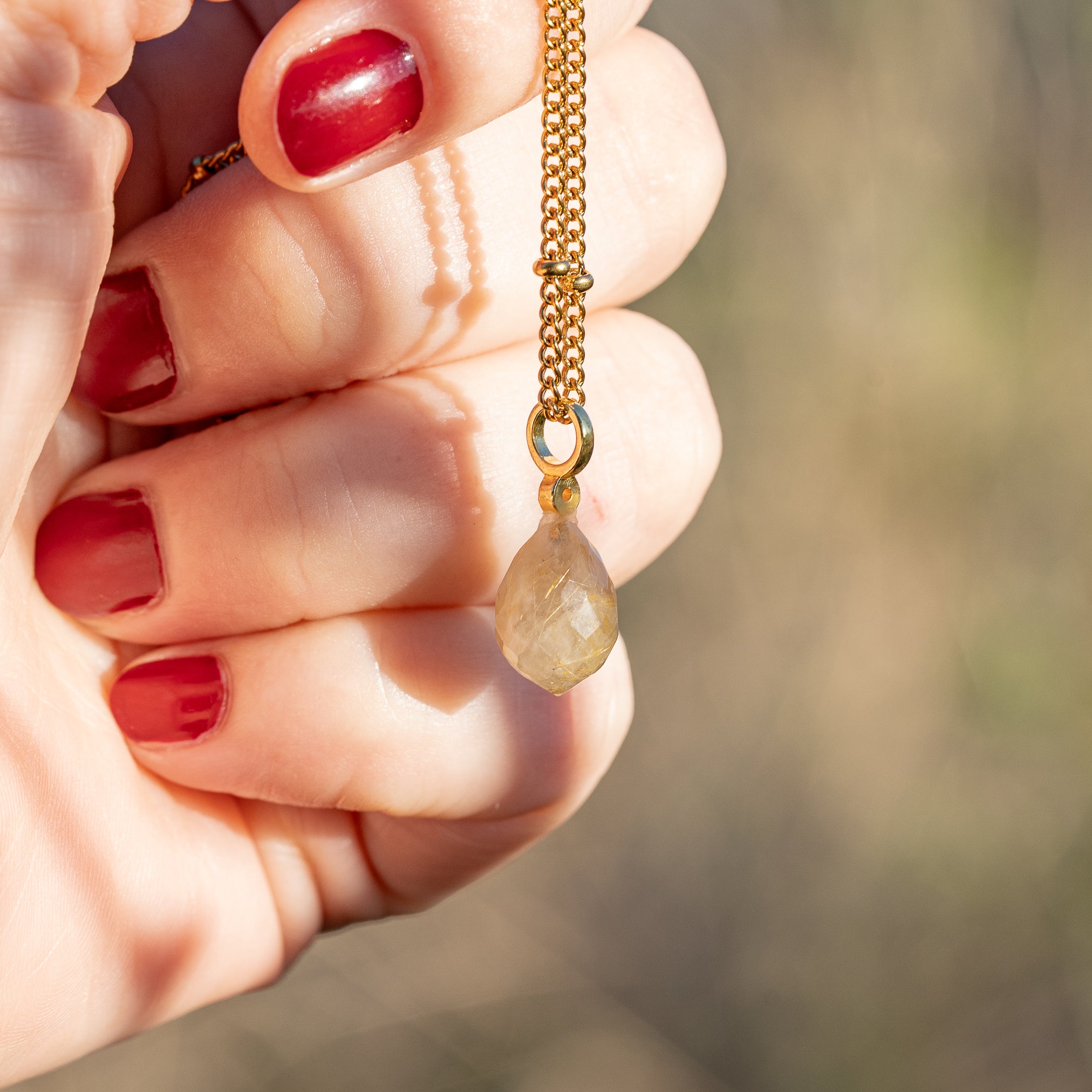 Les petits charms gouttes facettes &quot; Nidhih &quot; en Quartz Rutile et argent 925 plaqué or de 20 mm ( à l&