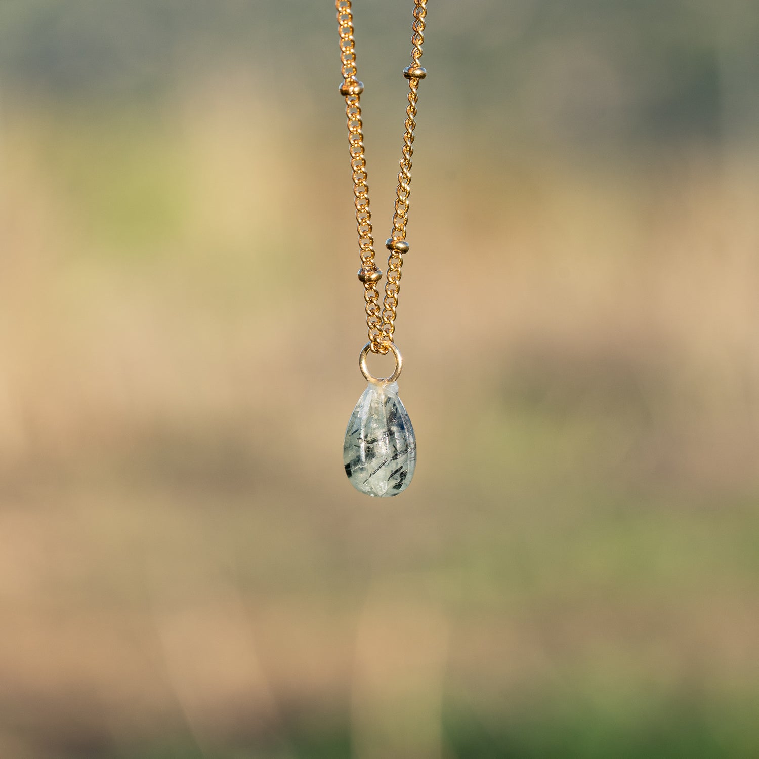 Les petits charms gouttes melon &quot; Nidhih &quot; en Préhnite et argent 925 plaqué or de 17 mm ( à l&