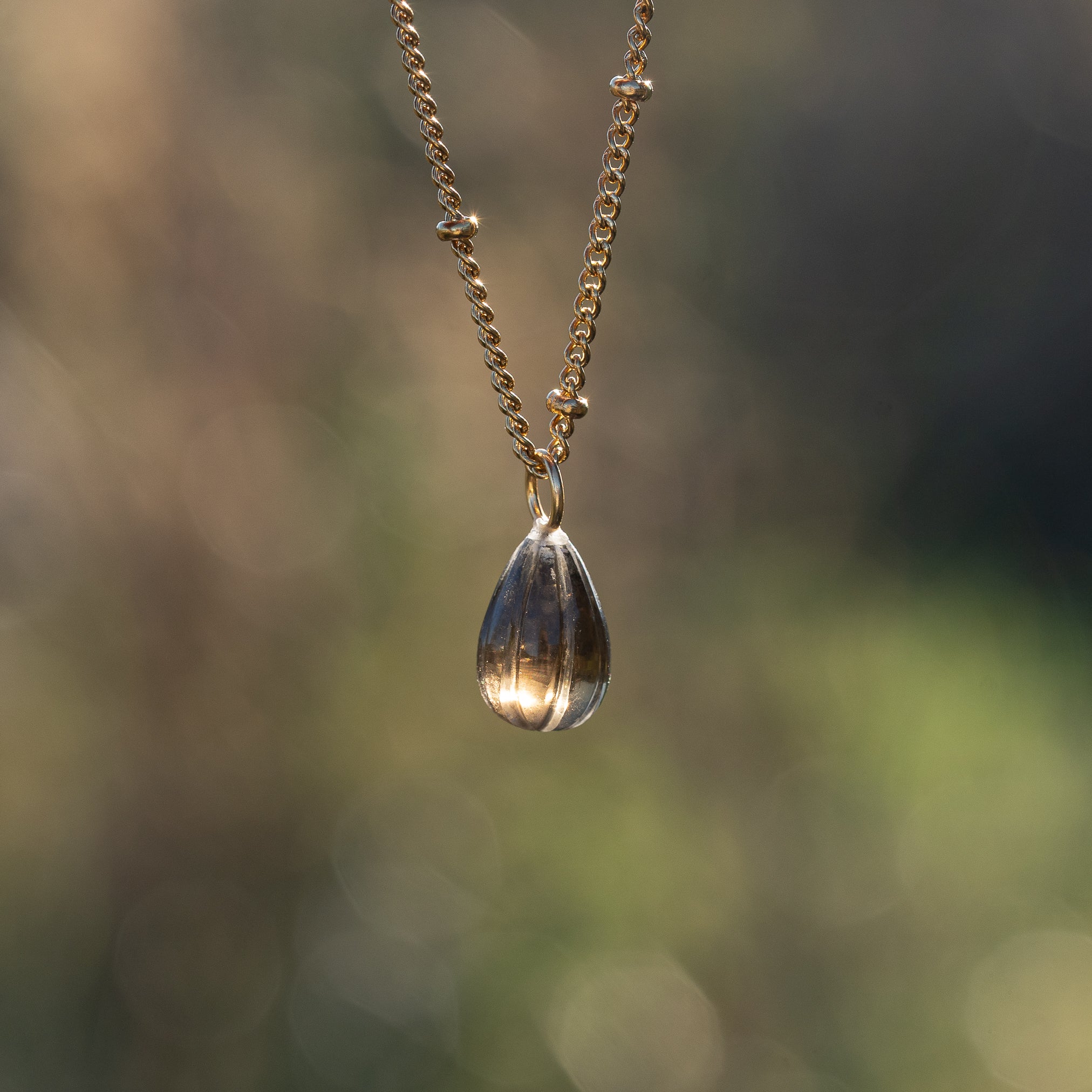 Les petits charms gouttes melon &quot; Nidhih &quot; en Quartz fumé et argent 925 plaqué or de 18 mm ( à l&