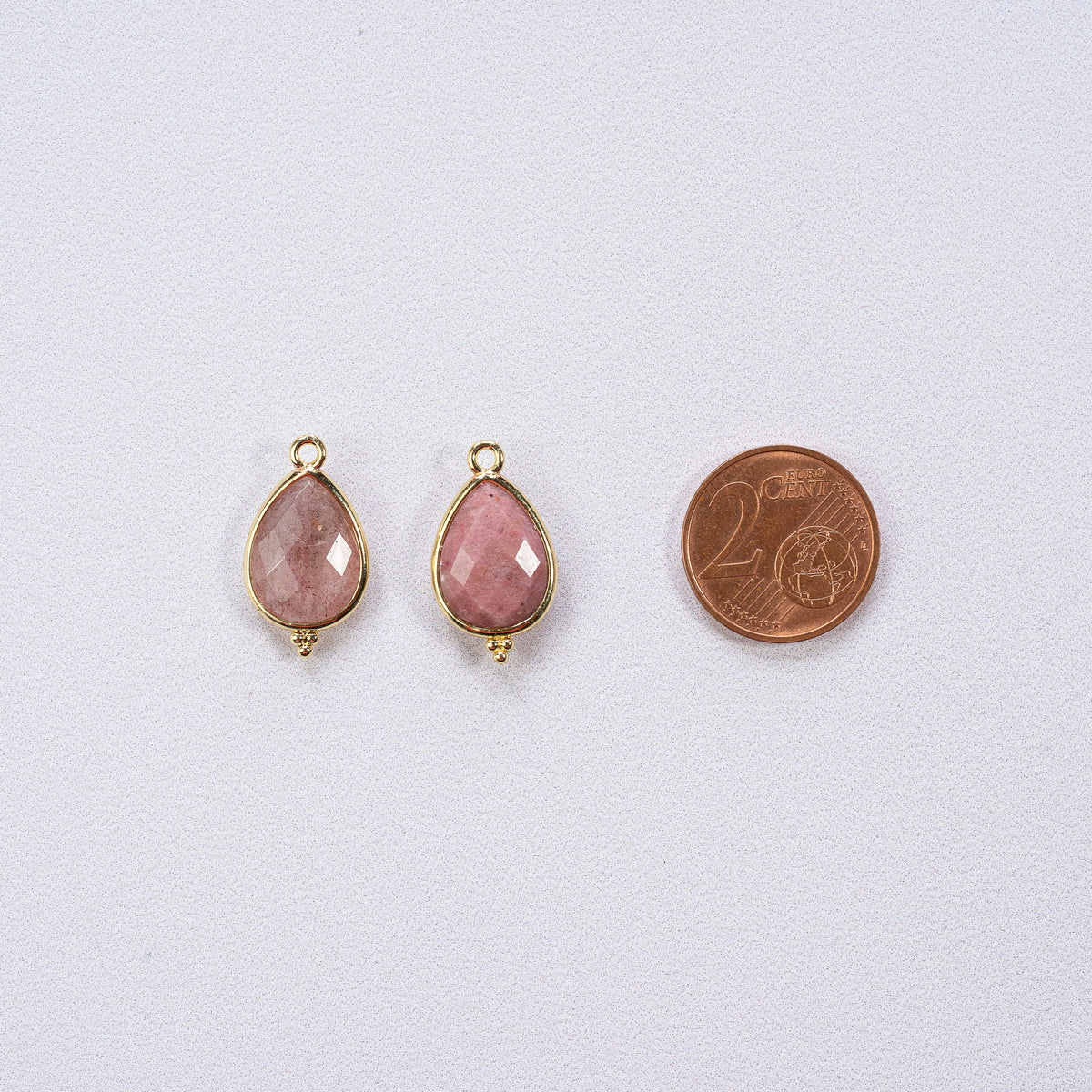 Breloques gouttes facettes en Quartz fraise et laiton doré à l&