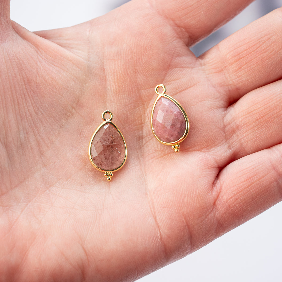 Breloques gouttes facettes en Quartz fraise et laiton doré à l&