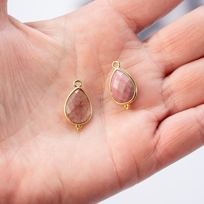 Breloques gouttes facettes en Quartz fraise et laiton doré à l&