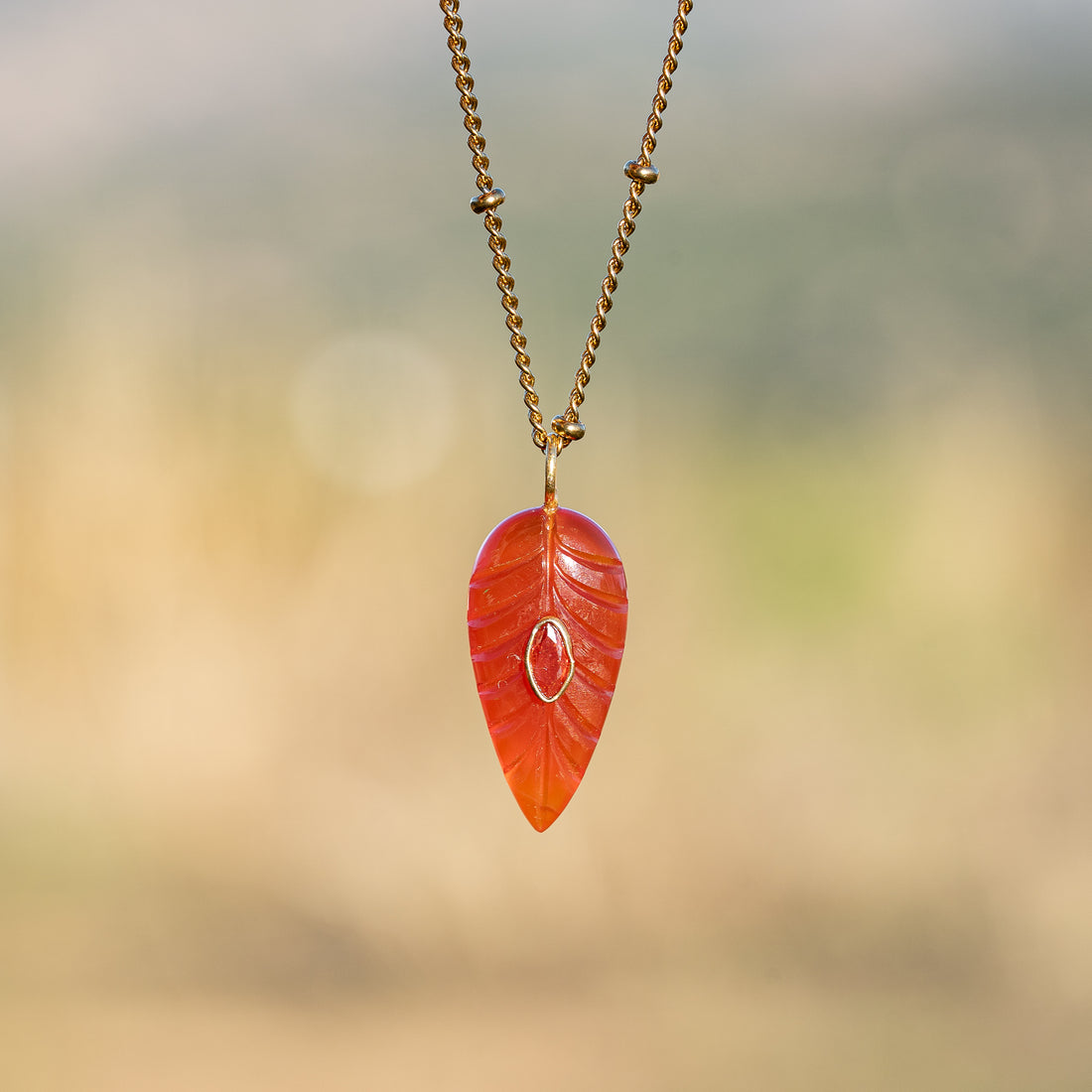 Les feuilles &quot; Nidhih &quot; en Cornaline, zirconium et argent 925 plaqué or de env 29 mm ( à l&