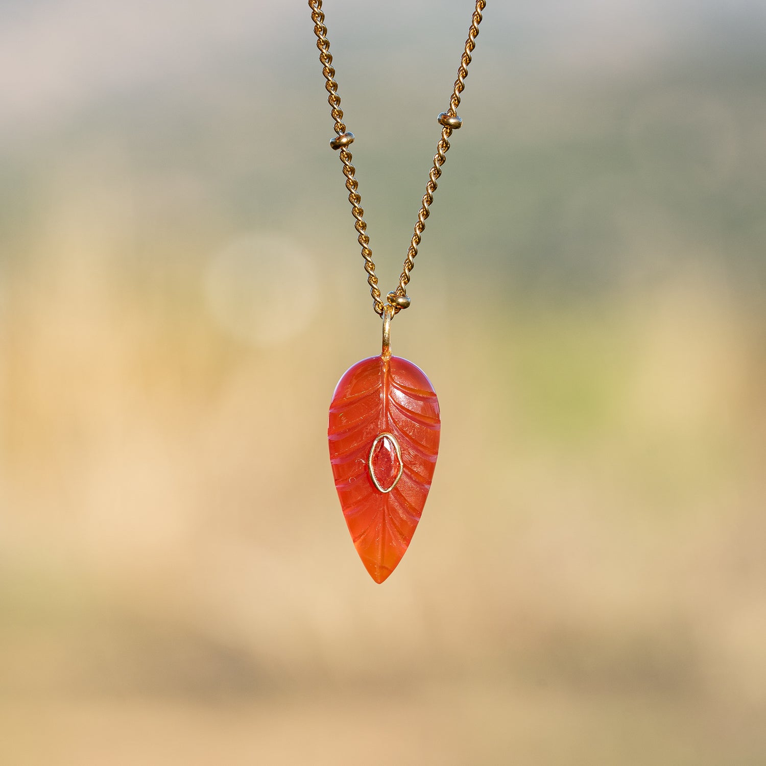 Les feuilles &quot; Nidhih &quot; en Cornaline, zirconium et argent 925 plaqué or de env 29 mm ( à l&