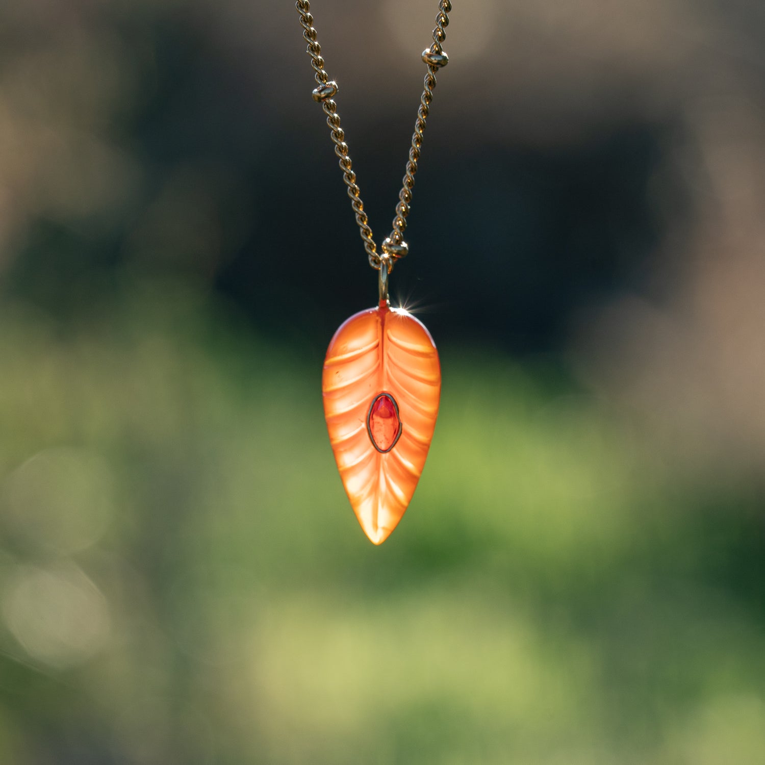 Les feuilles &quot; Nidhih &quot; en Cornaline, zirconium et argent 925 plaqué or de env 29 mm ( à l&