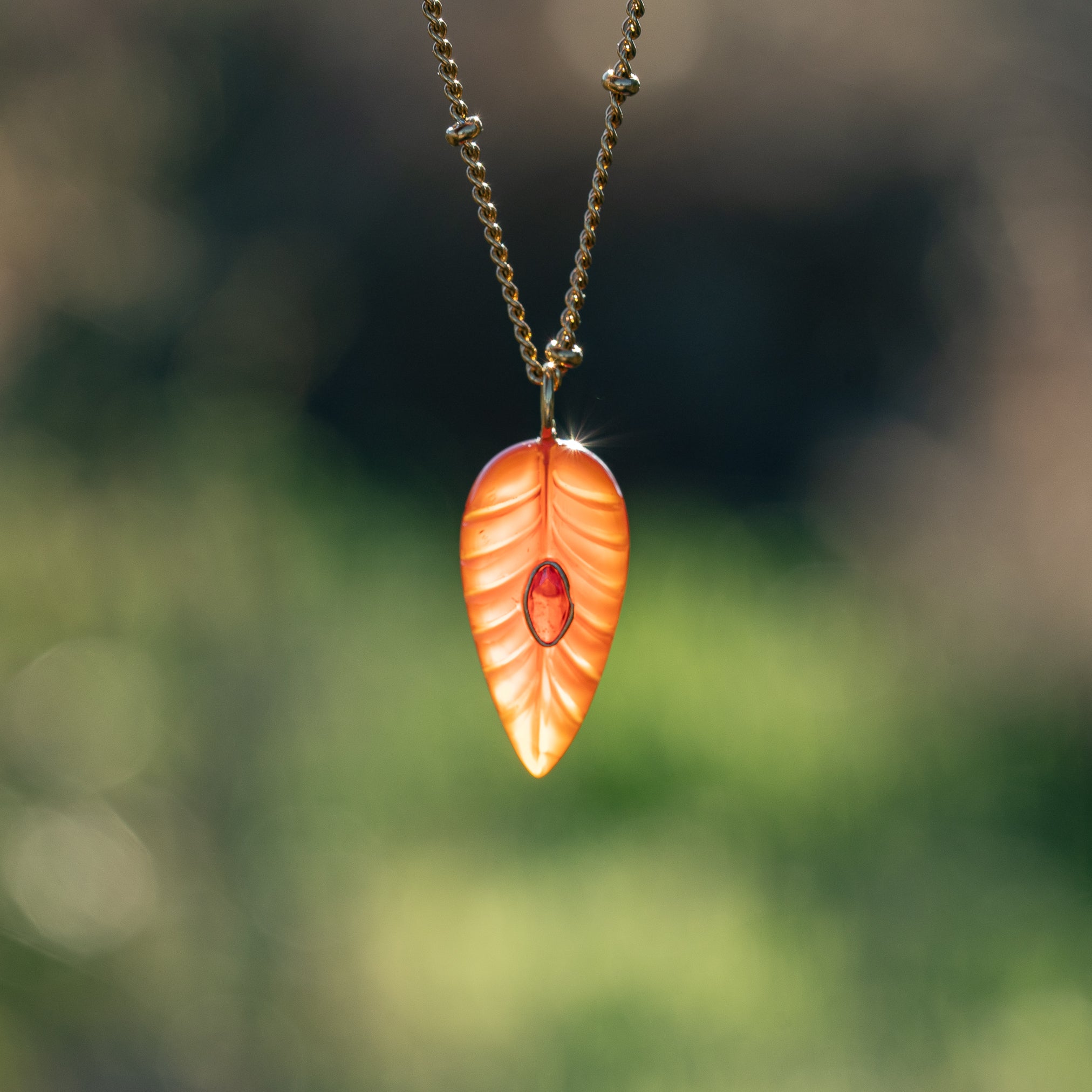 Les feuilles &quot; Nidhih &quot; en Cornaline, zirconium et argent 925 plaqué or de env 29 mm ( à l&