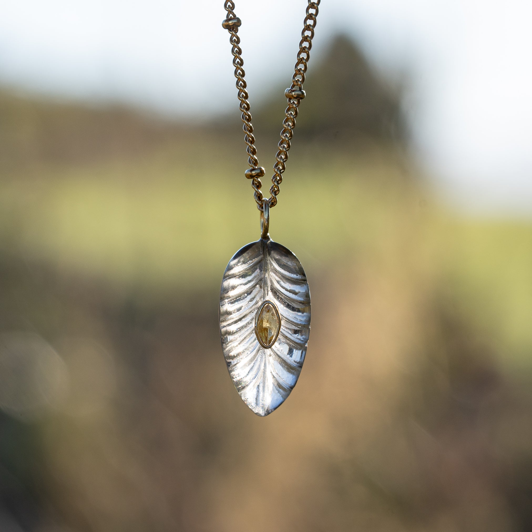 Les feuilles &quot; Nidhih &quot; en Quartz fumé, zirconium et argent 925 plaqué or de env 29 mm ( à l&