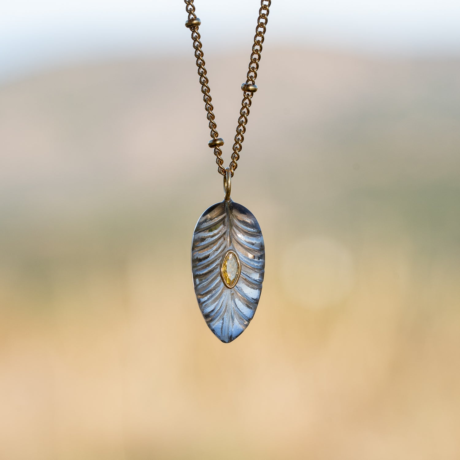 Les feuilles &quot; Nidhih &quot; en Quartz fumé, zirconium et argent 925 plaqué or de env 29 mm ( à l&