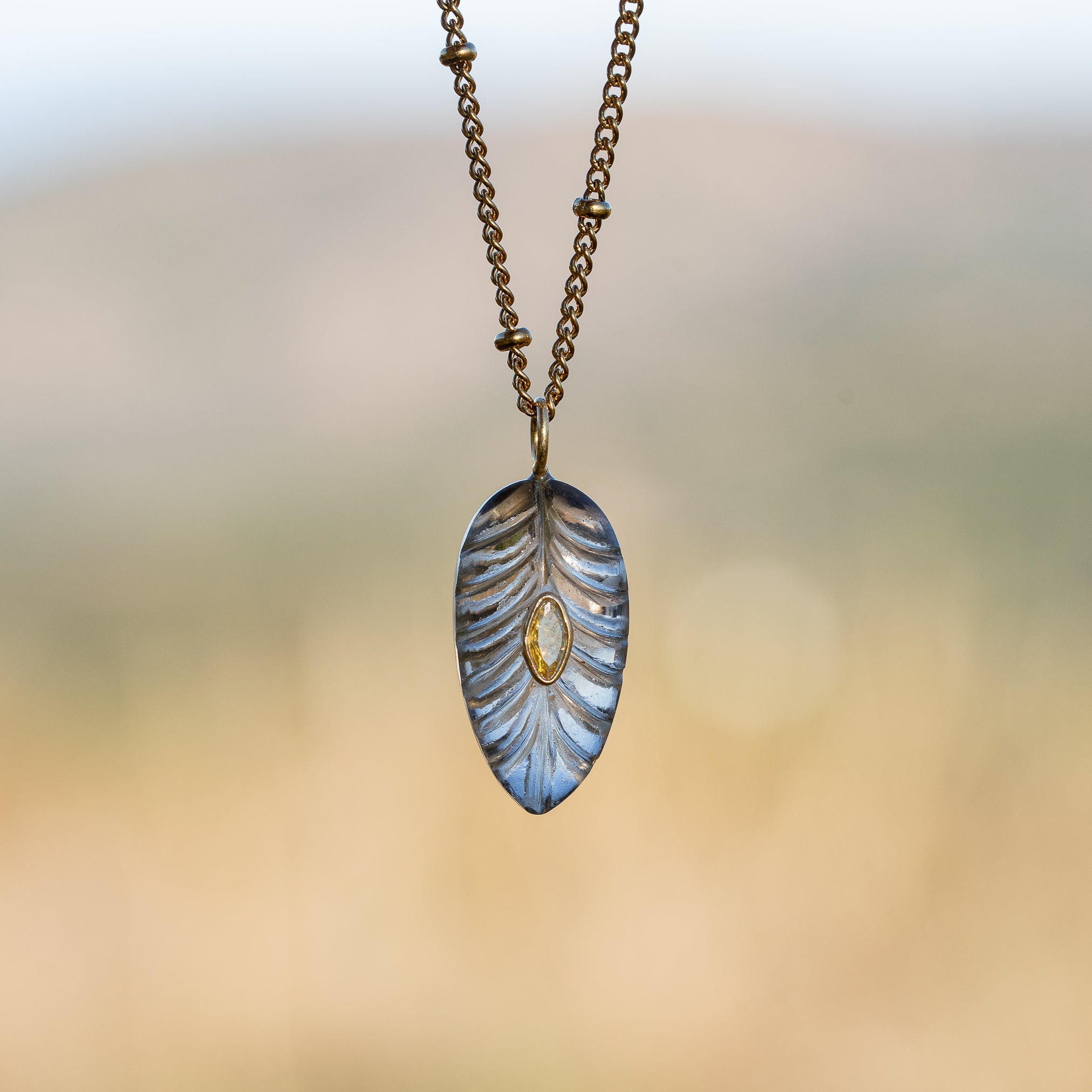 Les feuilles &quot; Nidhih &quot; en Quartz fumé, zirconium et argent 925 plaqué or de env 29 mm ( à l&