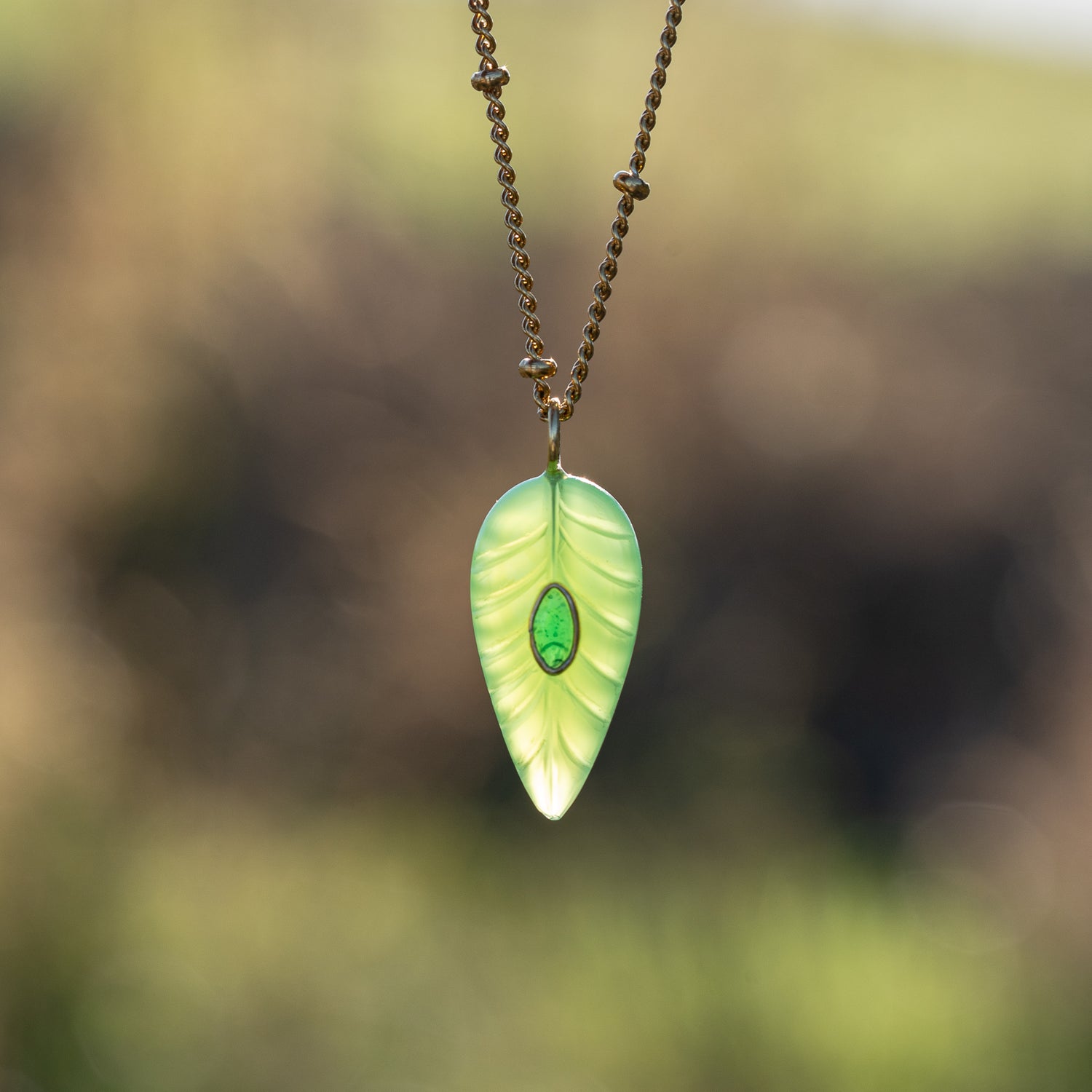 Les feuilles &quot; Nidhih &quot; en Chrysoprase, zirconium et argent 925 plaqué or de 29 mm ( à l&