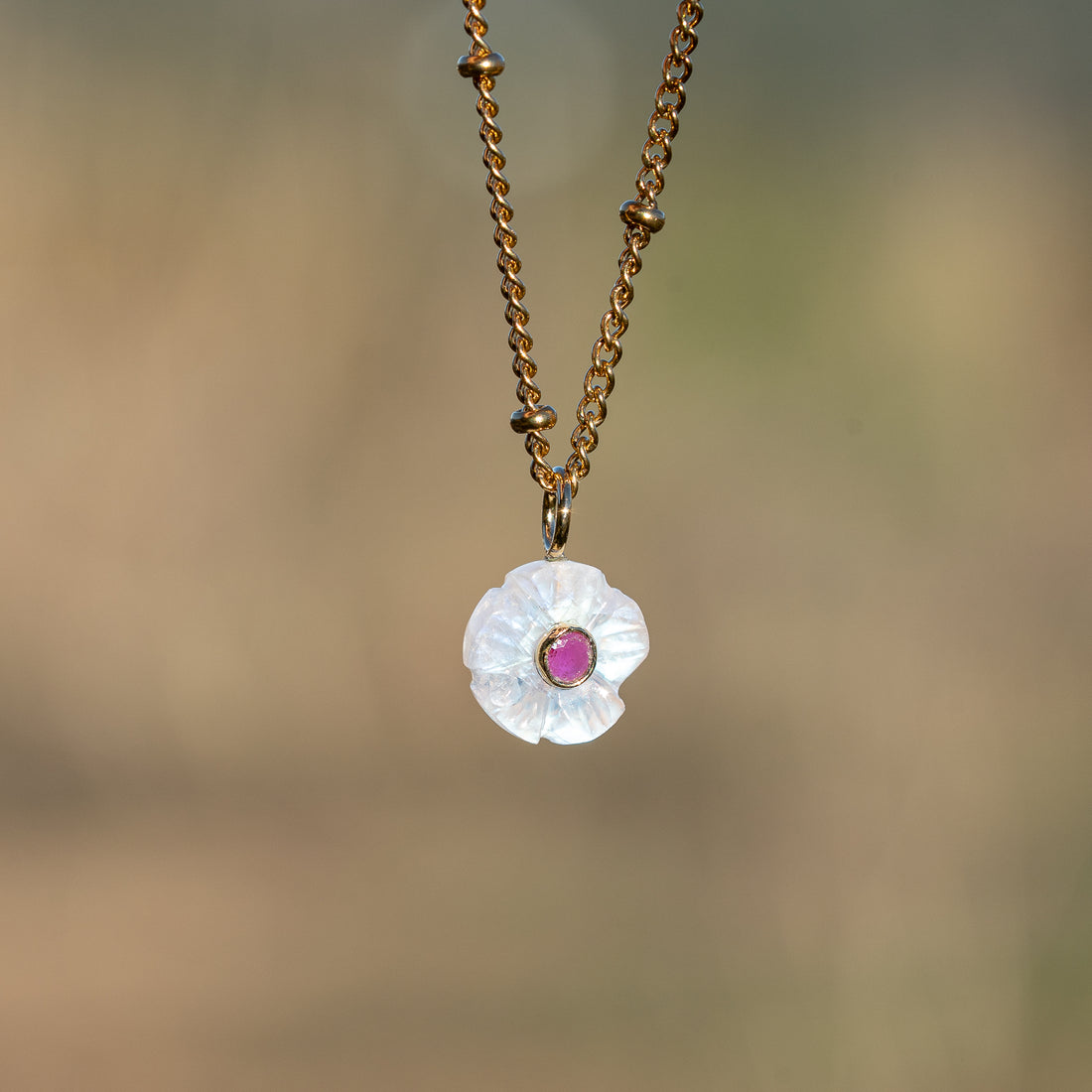 Les fleurs &quot; Nidhih &quot; Labradorite blanche, zirconium et argent 925 plaqué or ( à l&