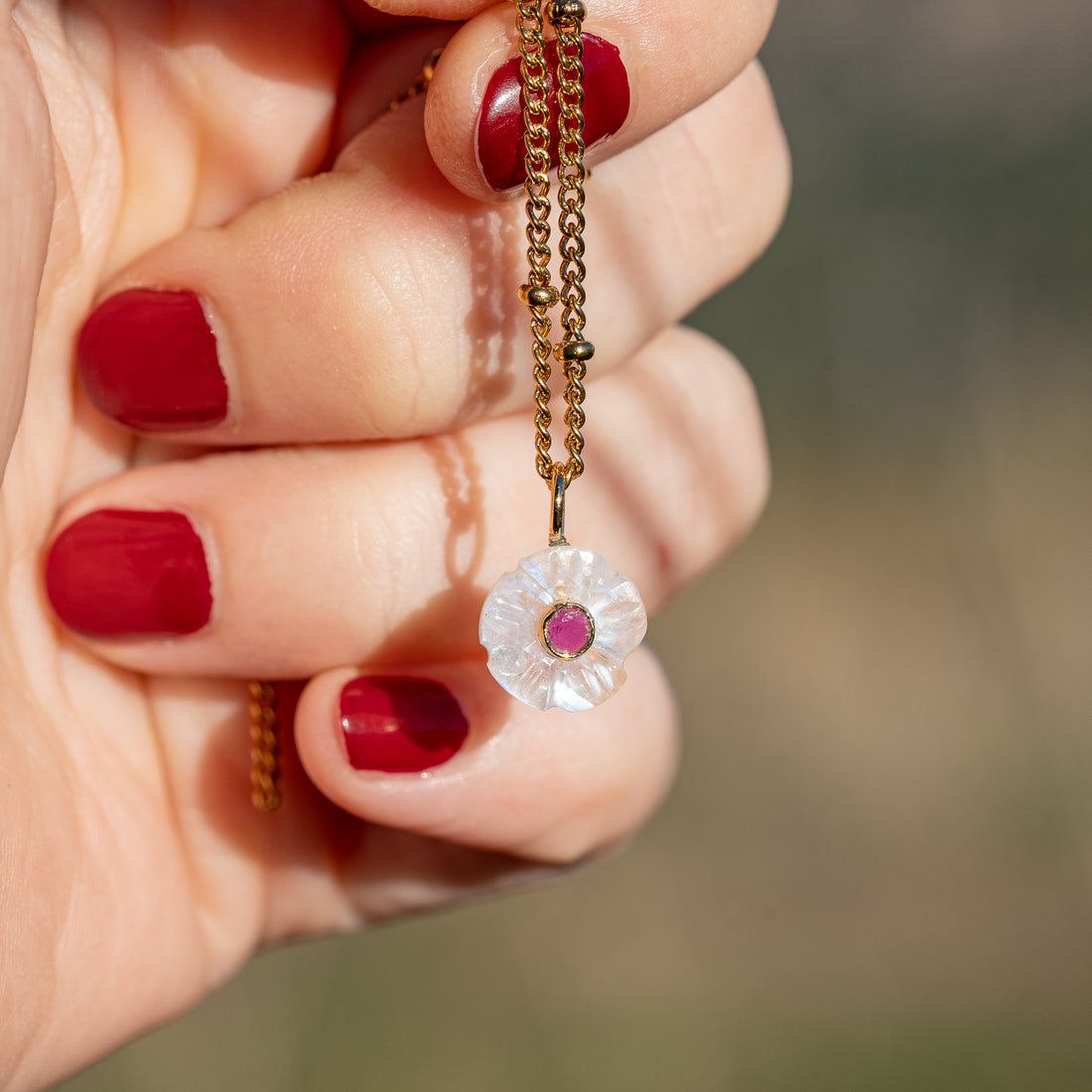 Les fleurs &quot; Nidhih &quot; Labradorite blanche, zirconium et argent 925 plaqué or ( à l&