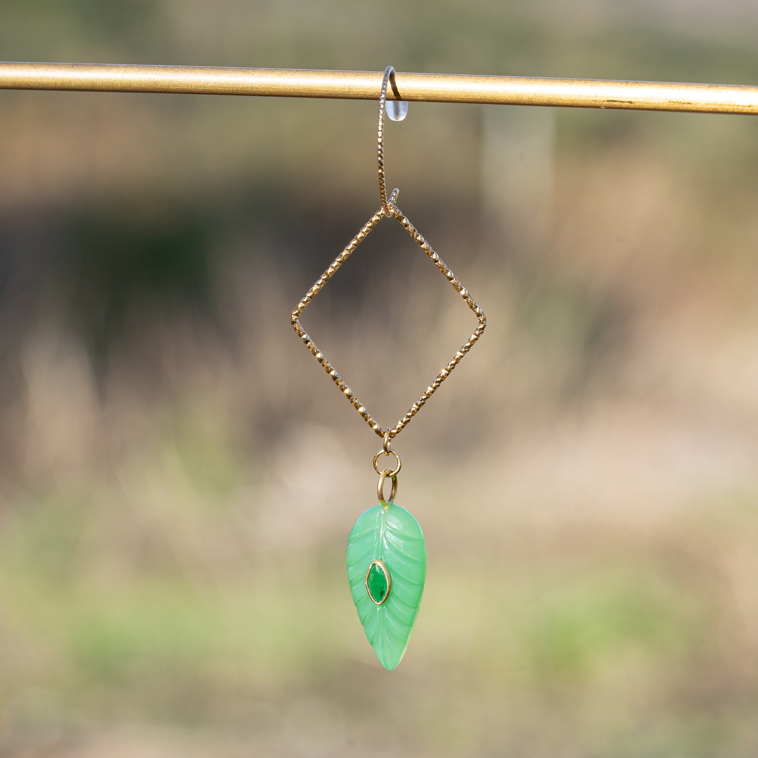 Les feuilles &quot; Nidhih &quot; en Chrysoprase, zirconium et argent 925 plaqué or de 29 mm ( à l&